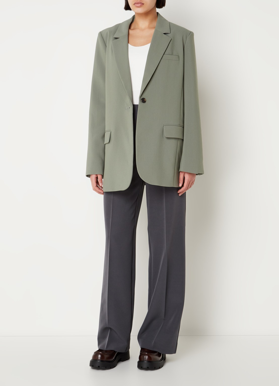 Modström Gale blazer met klepzakken - voorkant 2 olijfgroen