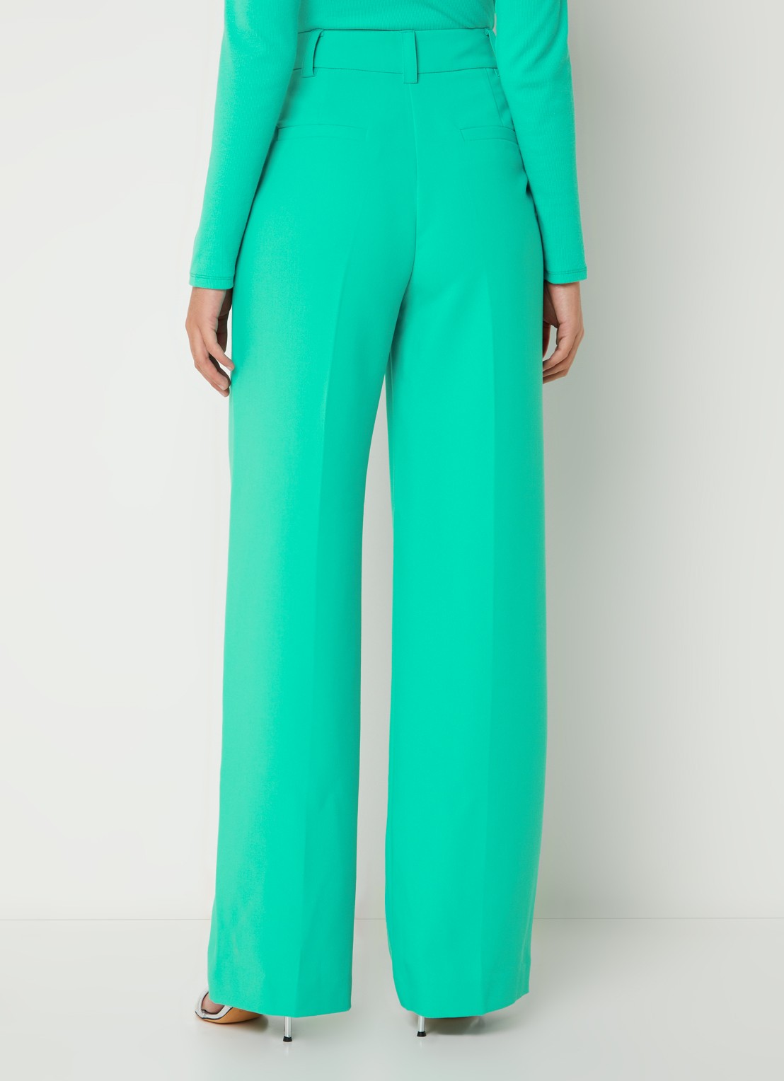 Modström Gale high waist straight fit pantalon met steekzakken en persplooi - achterkant groen