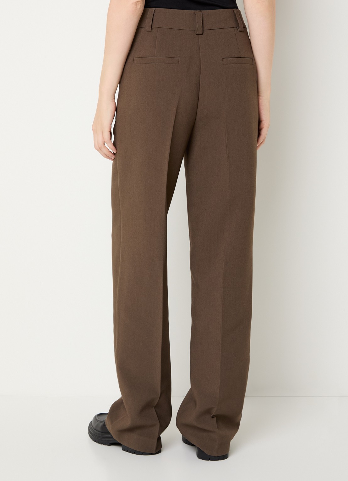 Modström Gale high waist straight fit pantalon met steekzakken en persplooi - achterkant 3 khaki