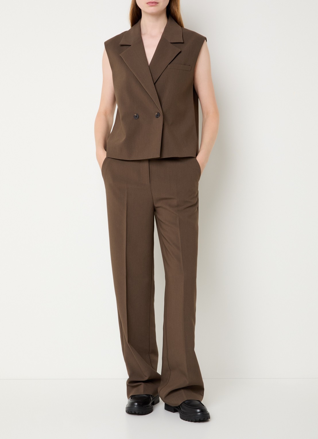 Modström Gale high waist straight fit pantalon met steekzakken en persplooi - voorkant 2 khaki