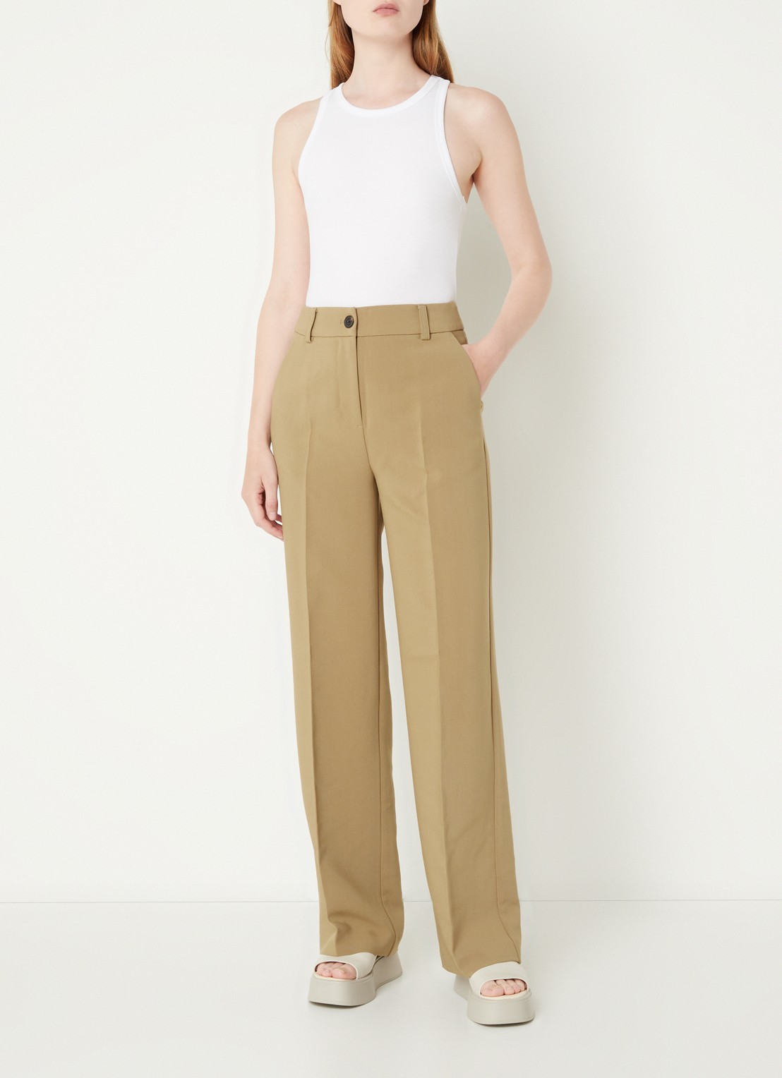 Modström Gale high waist straight fit pantalon met steekzakken en persplooi - voorkant 2 zand