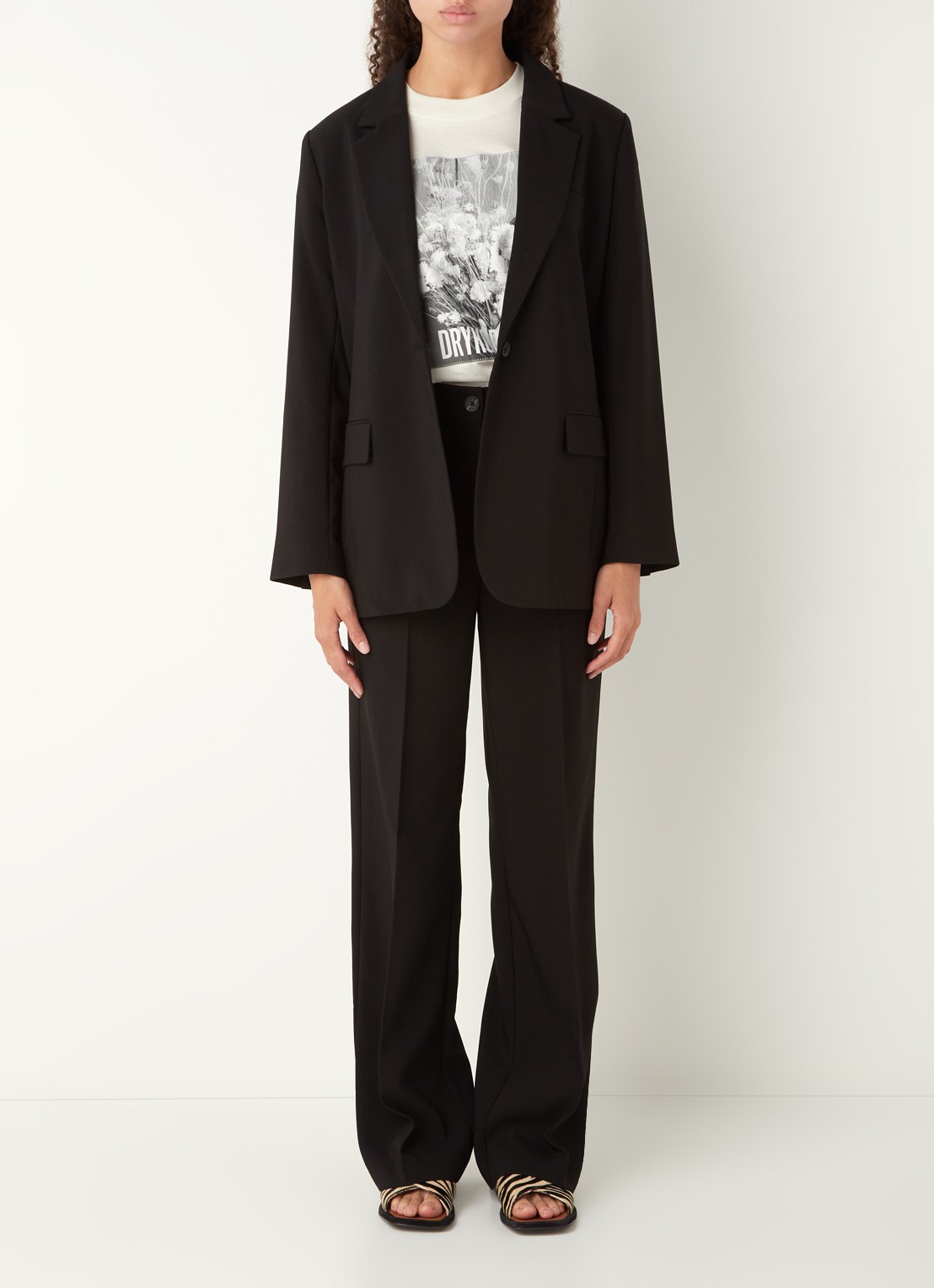 Modström Gale high waist straight fit pantalon met steekzakken en persplooi - voorkant 4 zwart