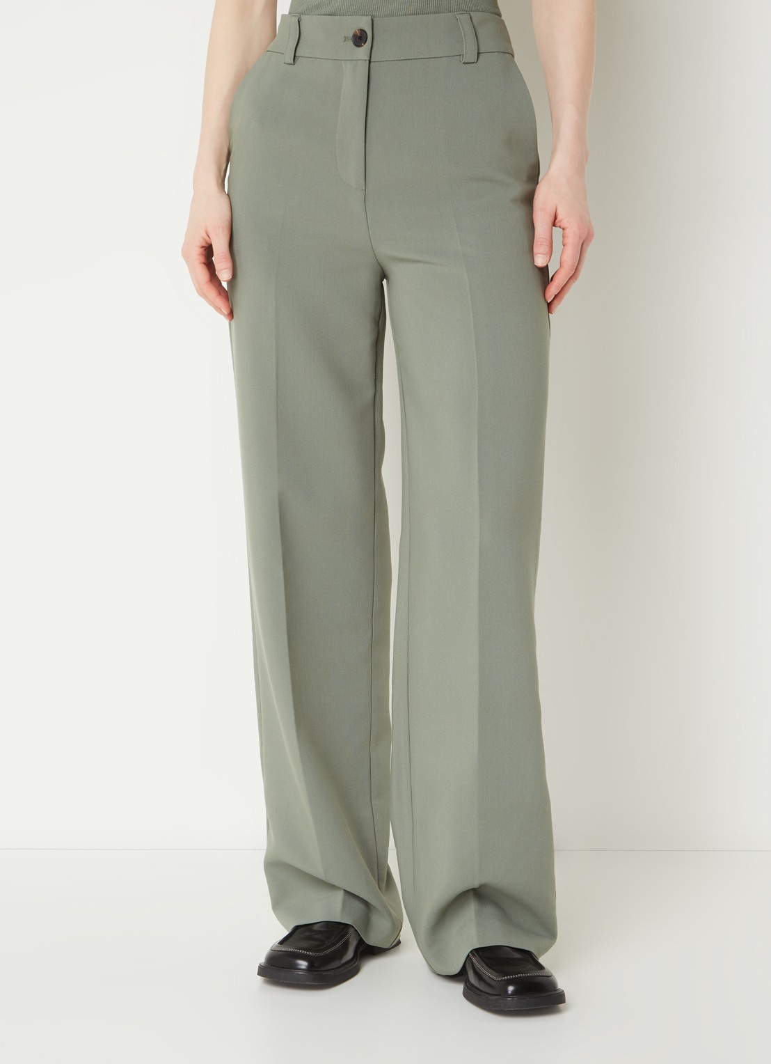 Modström Gale high waist straight fit pantalon met steekzakken en persplooi - detail 4 olijfgroen