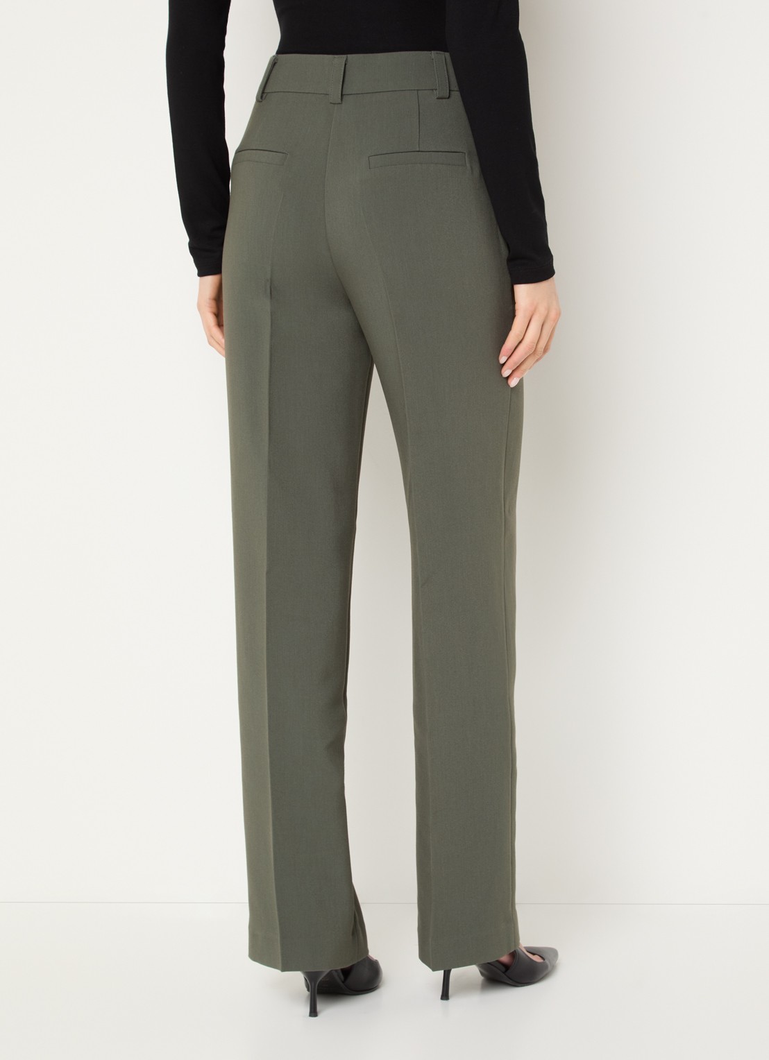 Modström Gale high waist straight fit pantalon met steekzakken en persplooi - achterkant bronsgroen