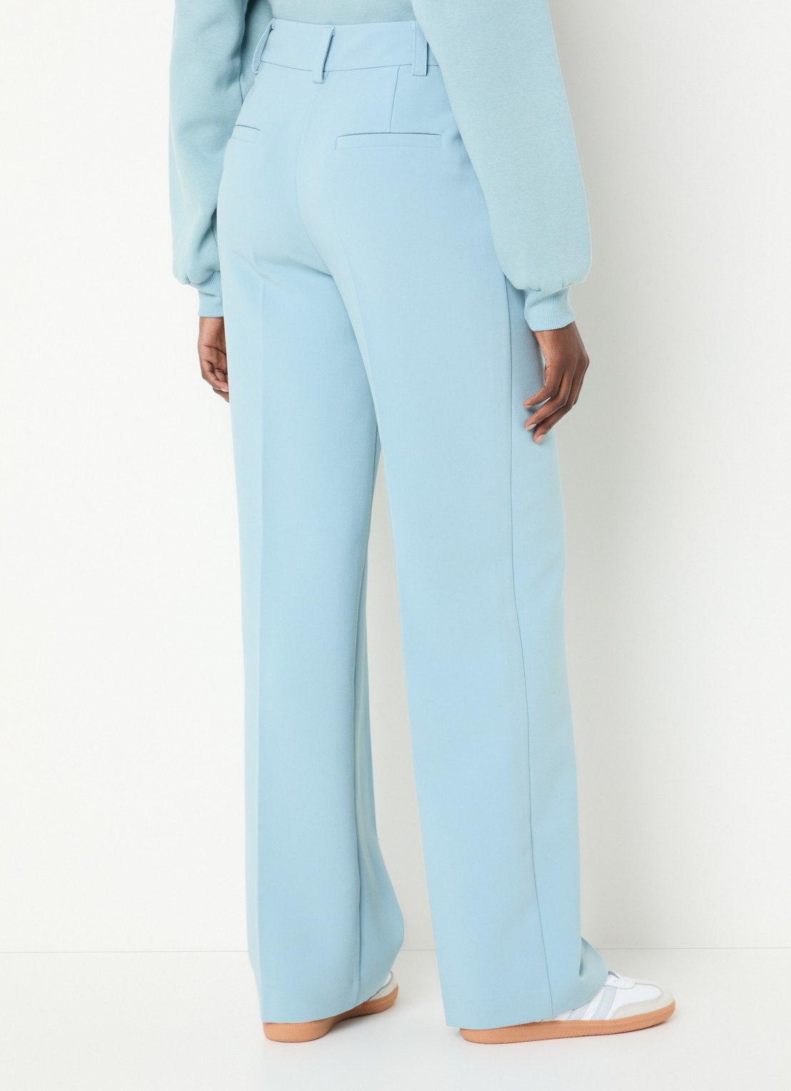 Modström Gale high waist straight fit pantalon met steekzakken en persplooi - achterkant blauw