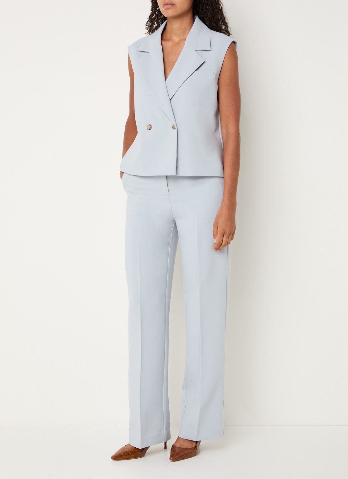 Modström Gale high waist straight fit pantalon met steekzakken en persplooi - voorkant 2 lichtblauw