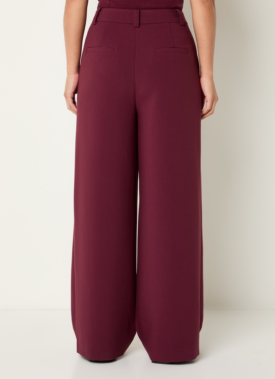 Modström Gale high waist straight fit pantalon met steekzakken en persplooi - achterkant donkerrood