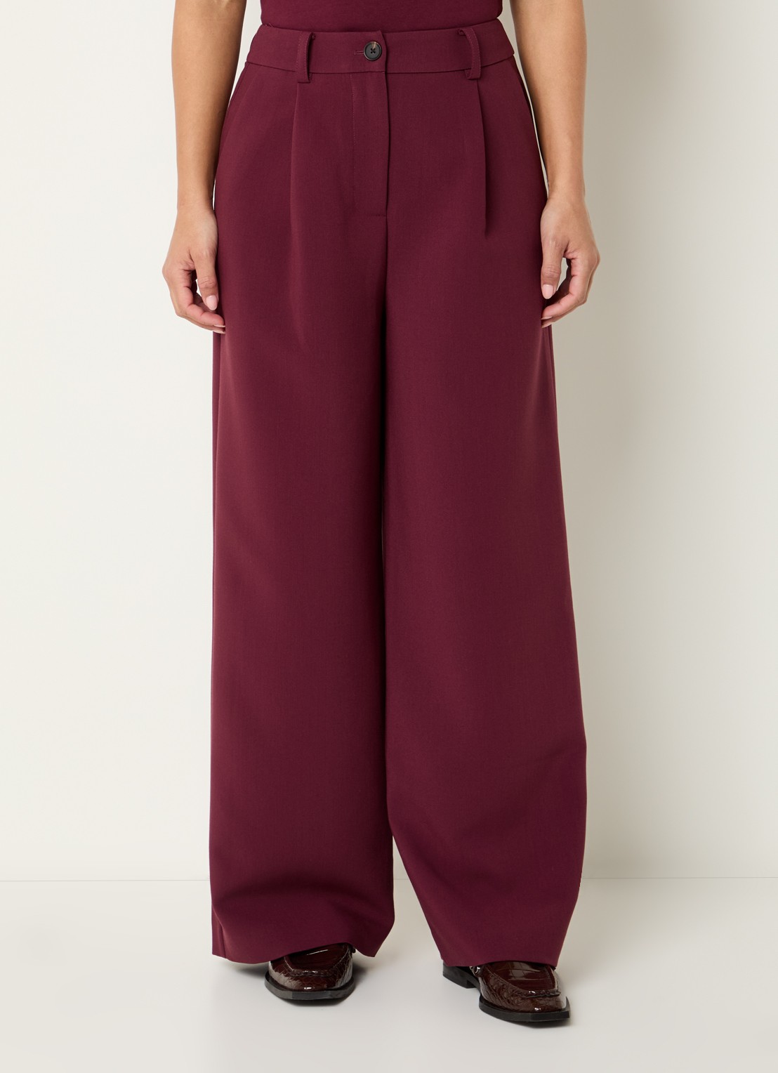 Modström Gale high waist straight fit pantalon met steekzakken en persplooi - detail 4 donkerrood