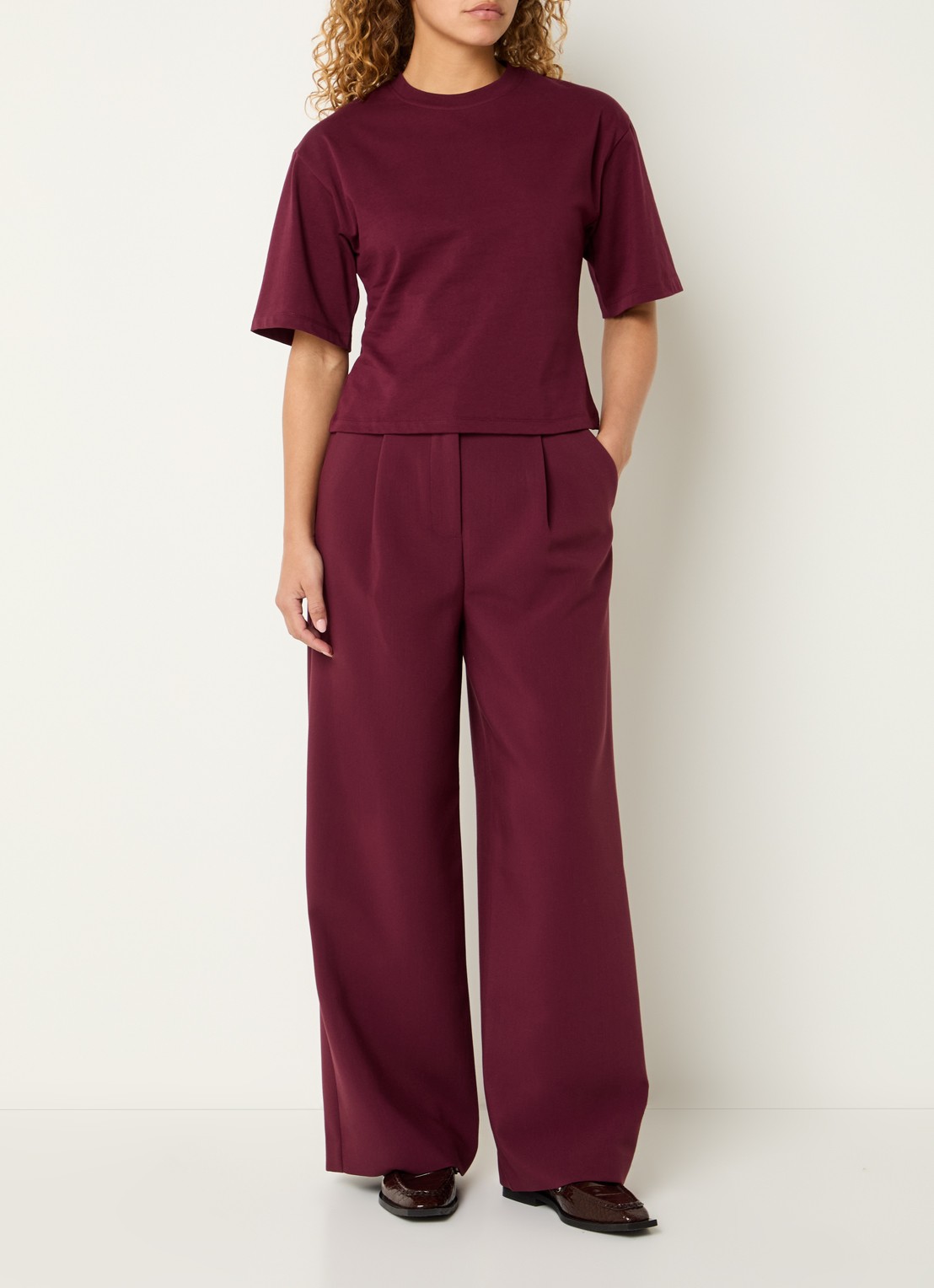 Modström Gale high waist straight fit pantalon met steekzakken en persplooi - voorkant 3 donkerrood