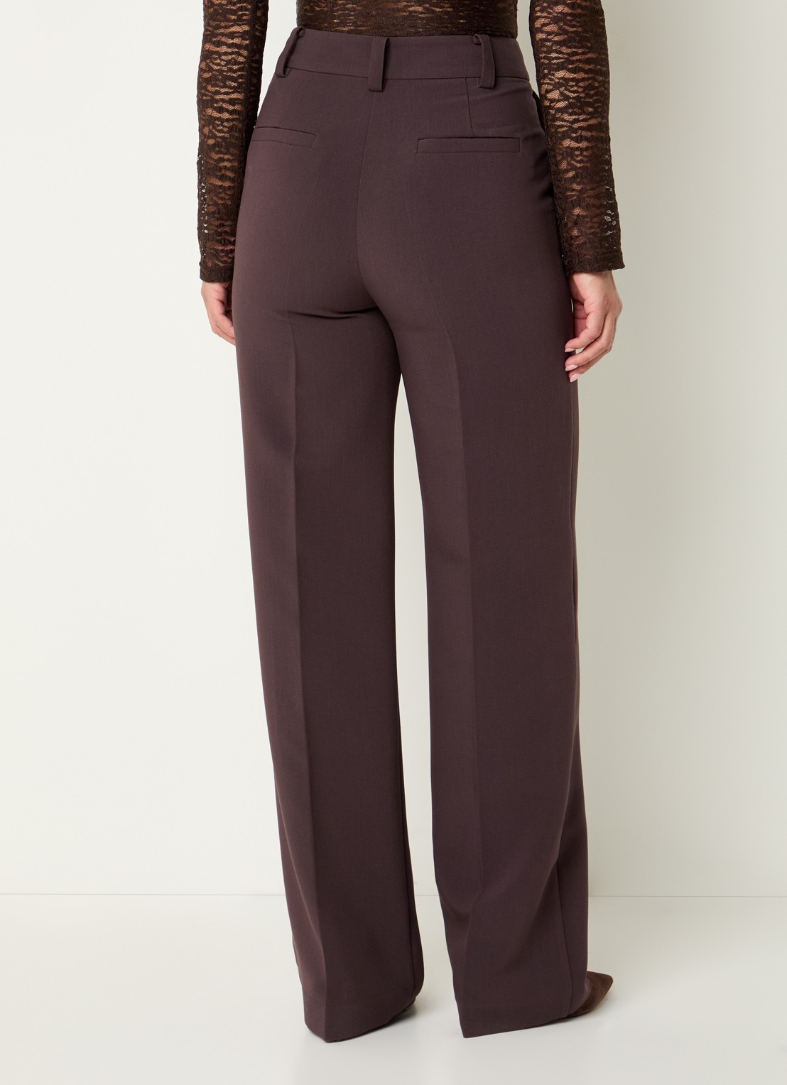 Modström Gale high waist straight fit pantalon met steekzakken en persplooi - achterkant donkerbruin