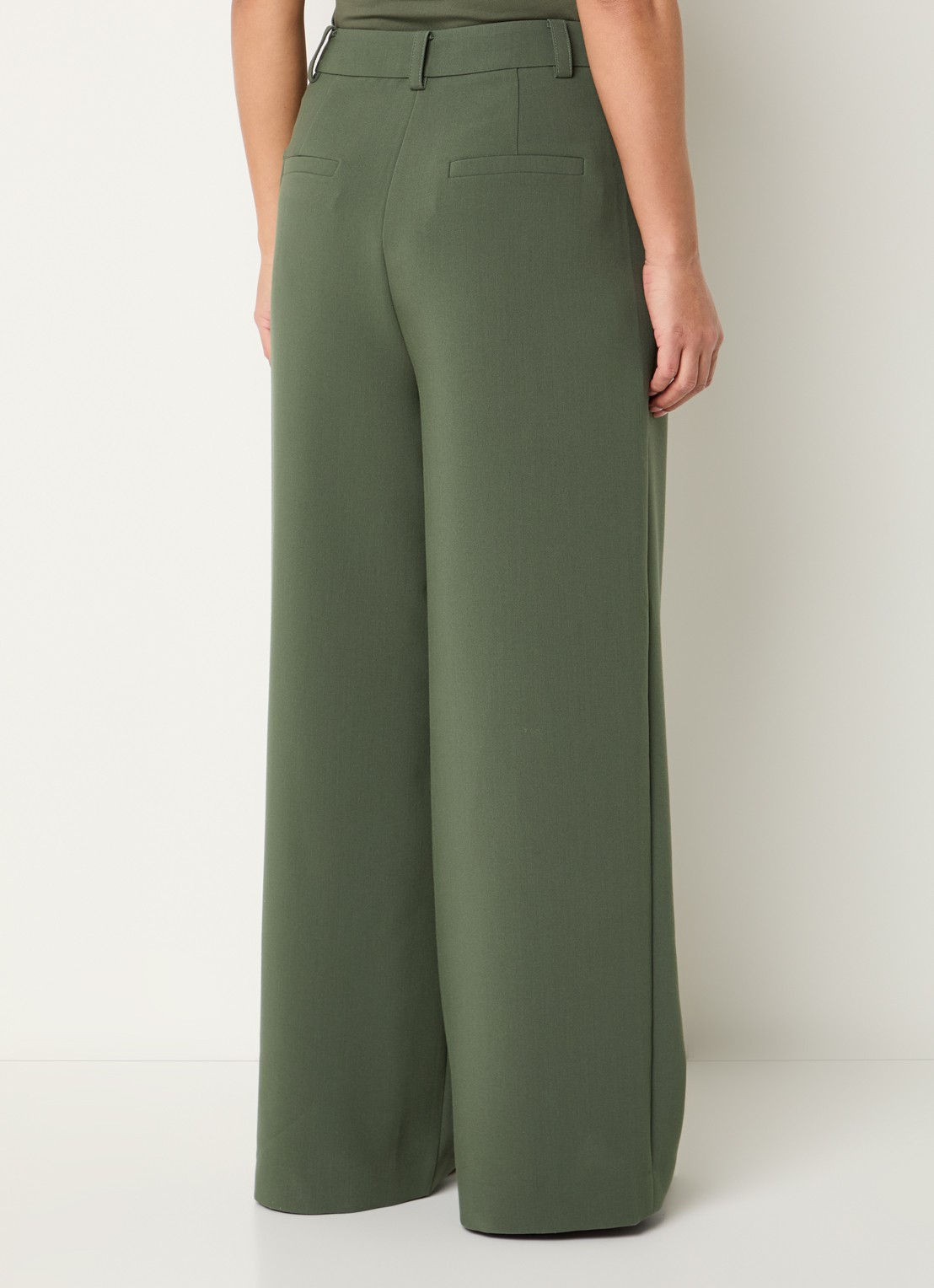 Modström Gale loose fit pantalon met steekzakken - achterkant olijfgroen