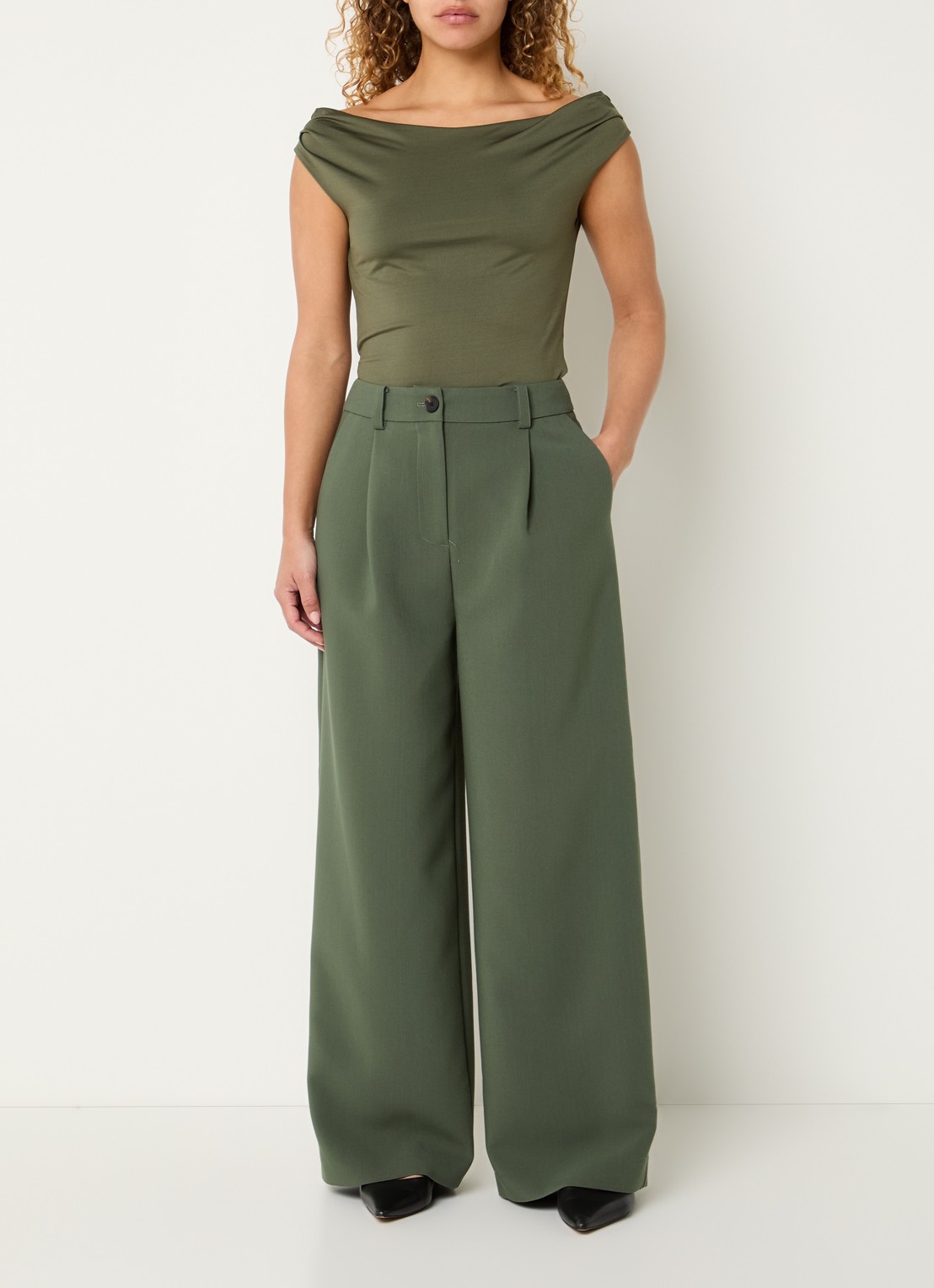 Modström Gale loose fit pantalon met steekzakken - voorkant 4 olijfgroen