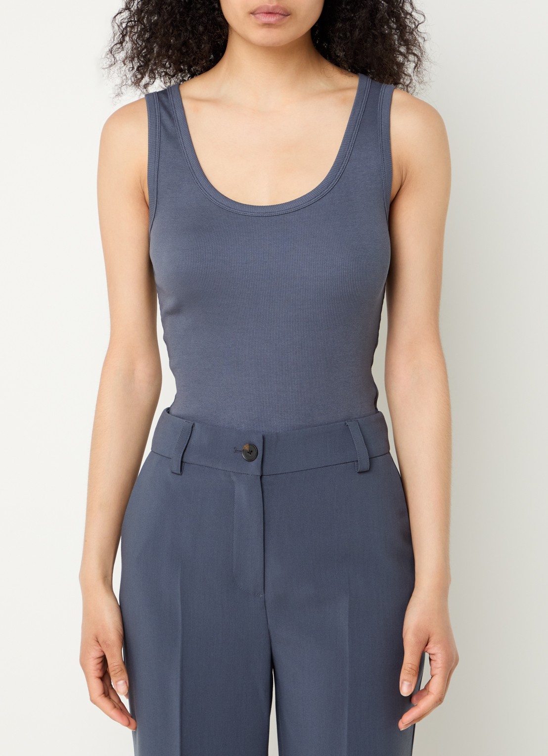 Modström Igor tanktop met ribstructuur - detail 2 staalblauw