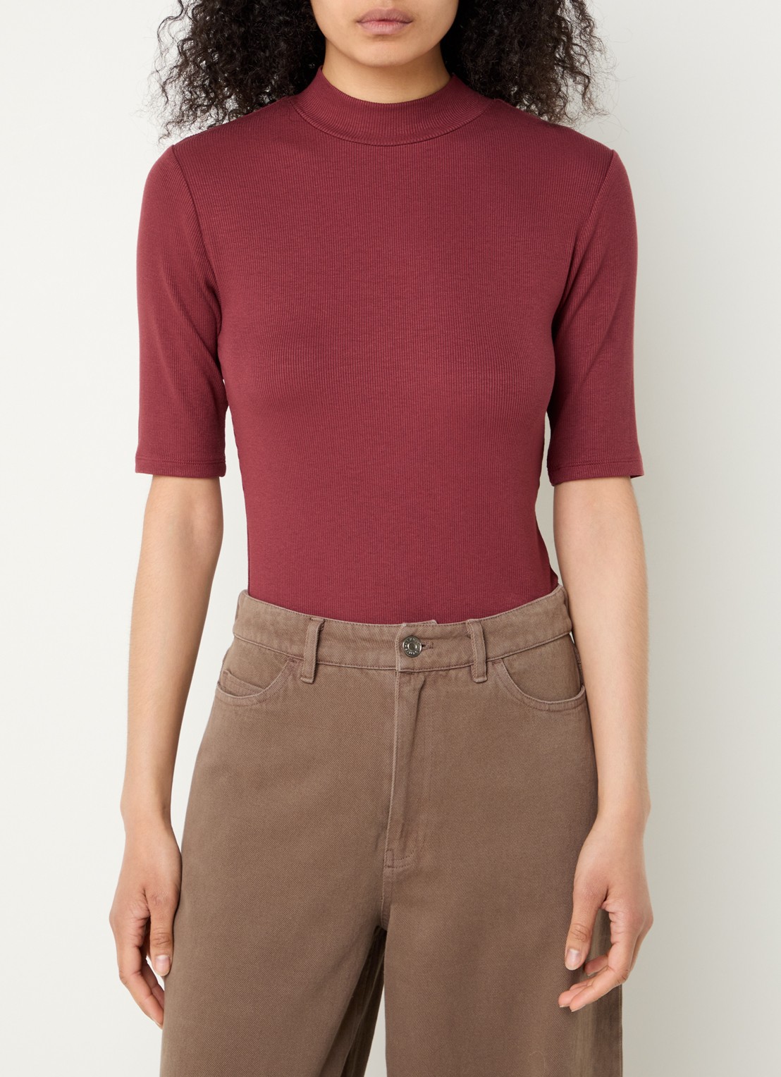 Modström Krown T-shirt met ribstructuur - detail 3 bordeauxrood