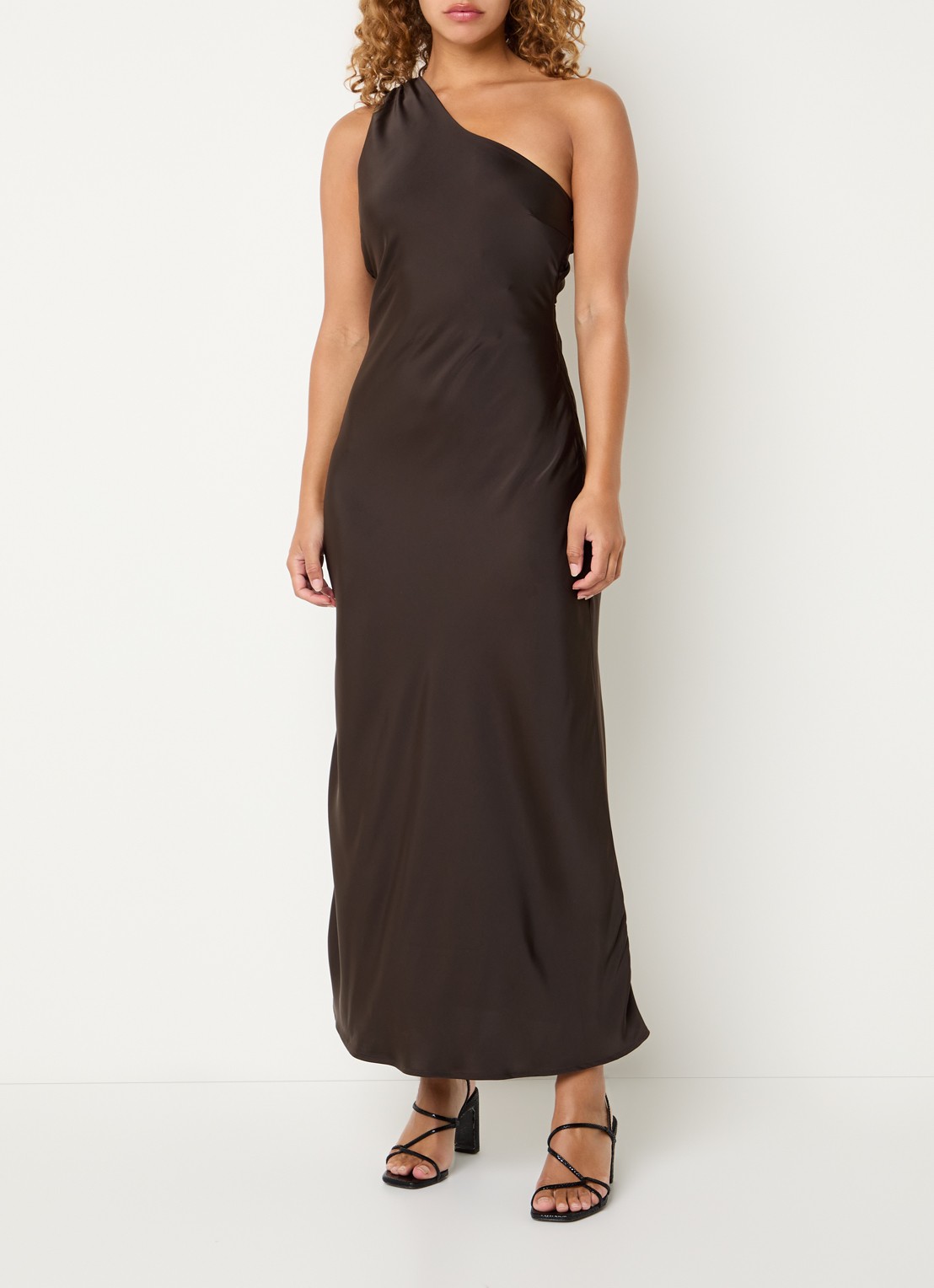 Modström Narcissa one shoulder midi jurk van satijn - detail 2 donkerbruin