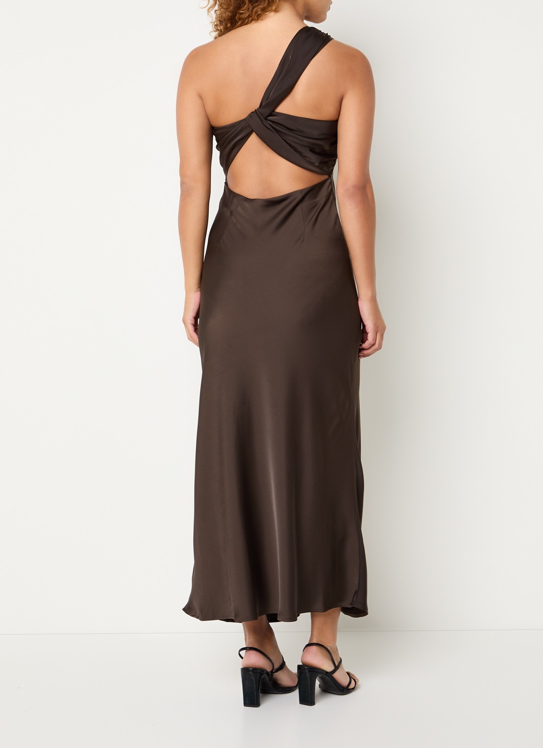 Modström Narcissa one shoulder midi jurk van satijn - voorkant 4 donkerbruin
