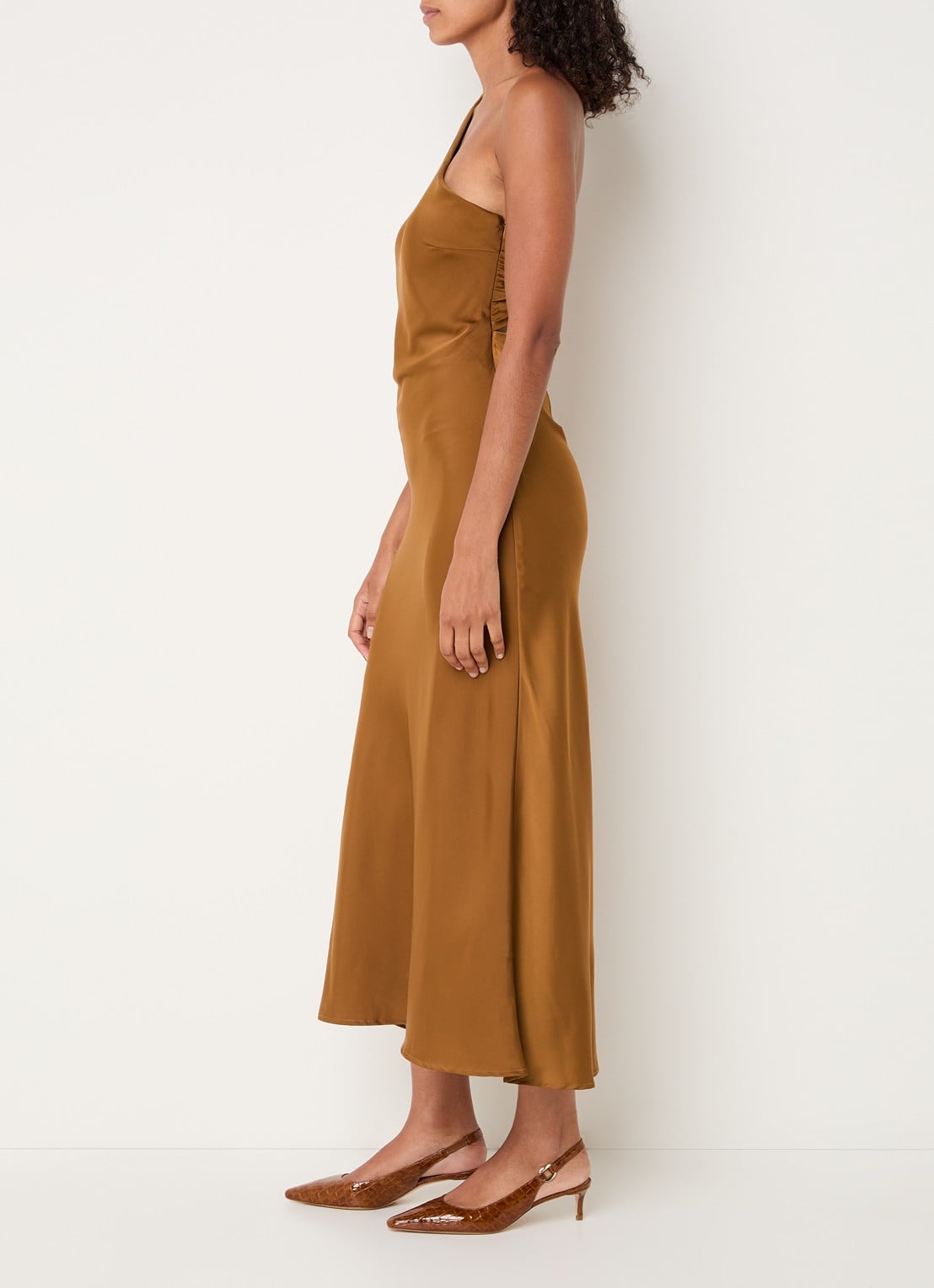 Modström Narcissa one shoulder midi jurk van satijn - achterkant 3 roestbruin