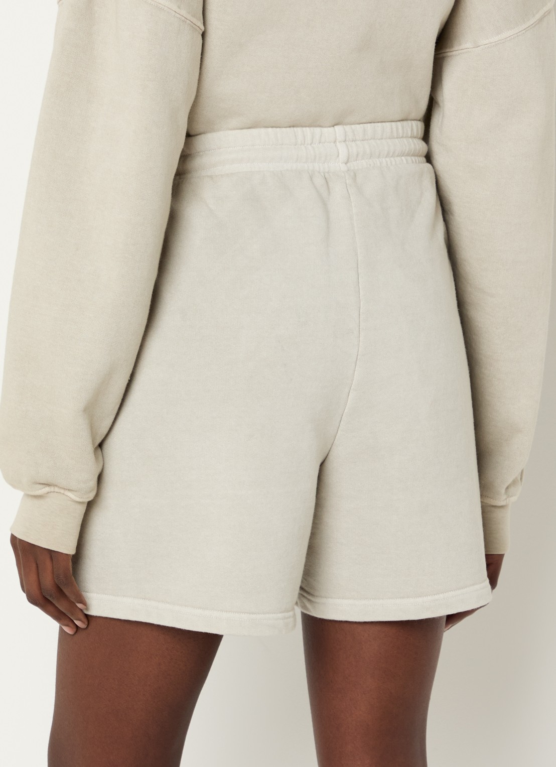Modström Niarn high waist straight fit korte joggingbroek van  katoen met logo - achterkant 4 lichtgrijs