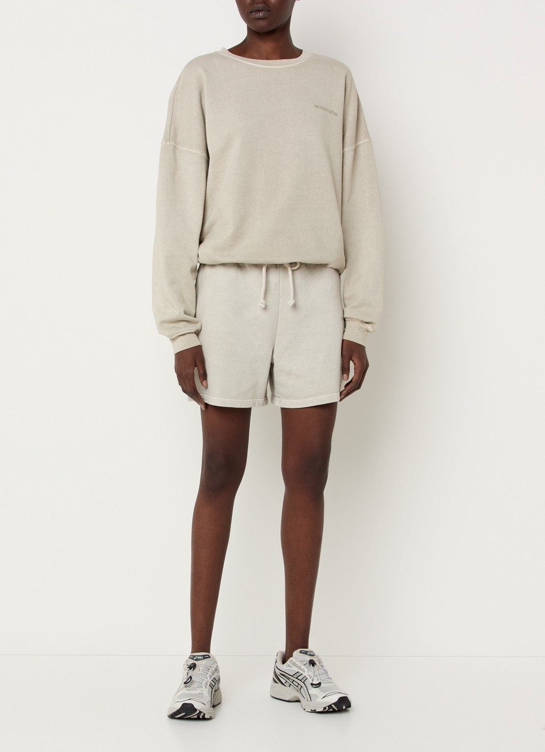 Modström Niarn high waist straight fit korte joggingbroek van  katoen met logo - voorkant 2 lichtgrijs