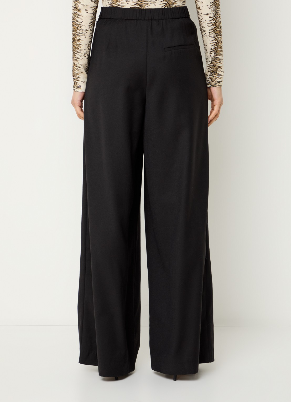 Modström Pilou high waist wide fit pantalon in wolblend met steekzakken - achterkant 4 zwart