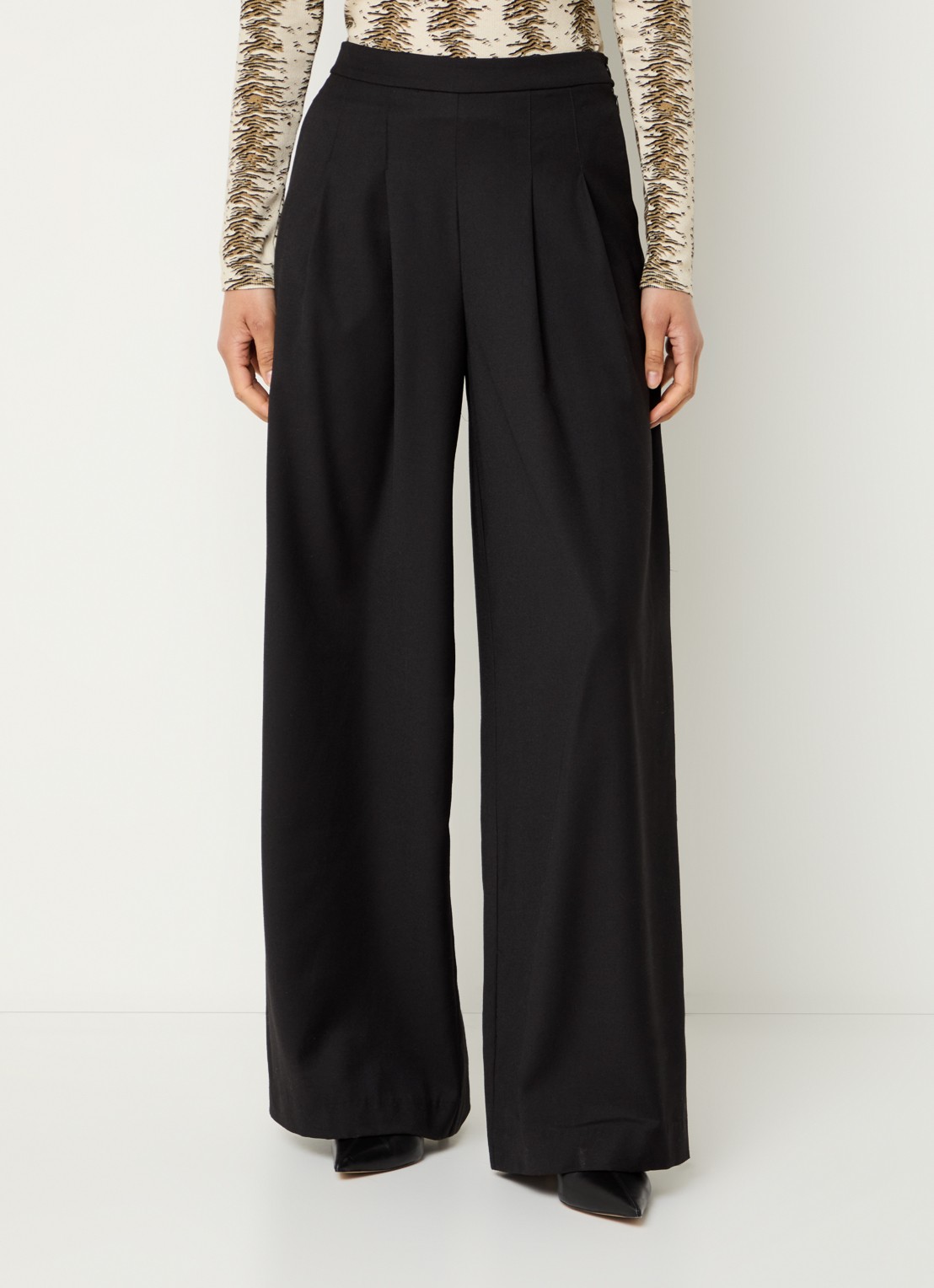 Modström Pilou high waist wide fit pantalon in wolblend met steekzakken - detail 3 zwart