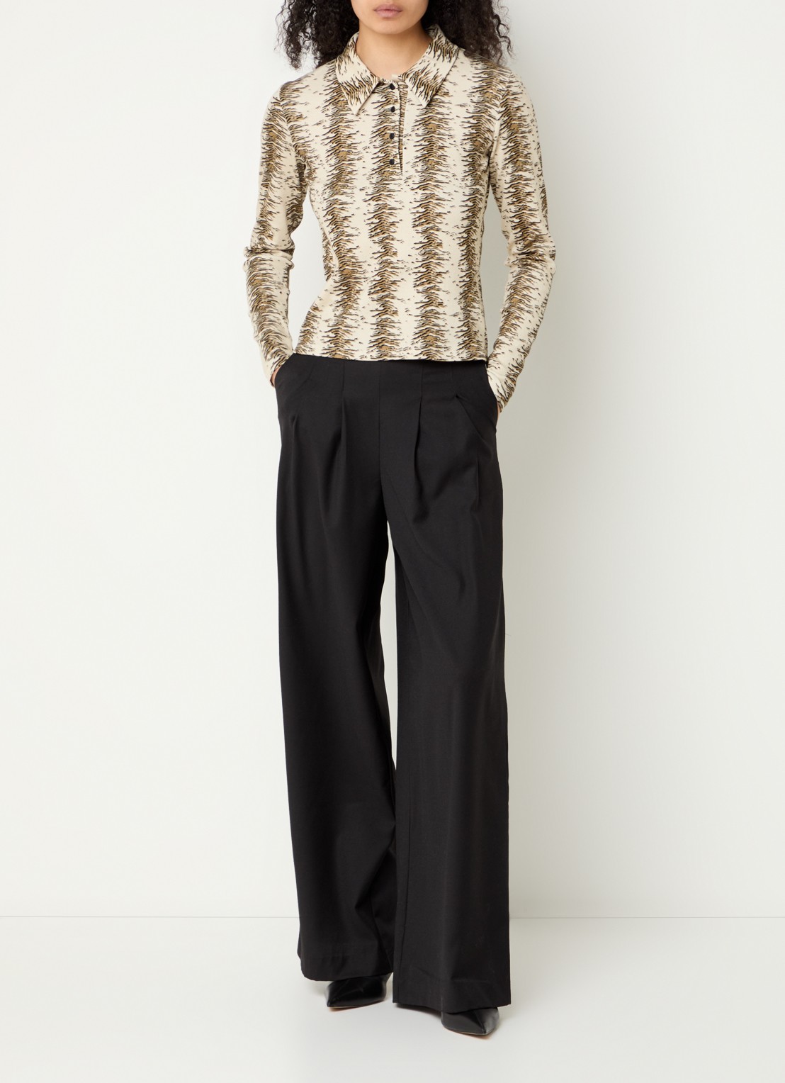 Modström Pilou high waist wide fit pantalon in wolblend met steekzakken - voorkant 2 zwart