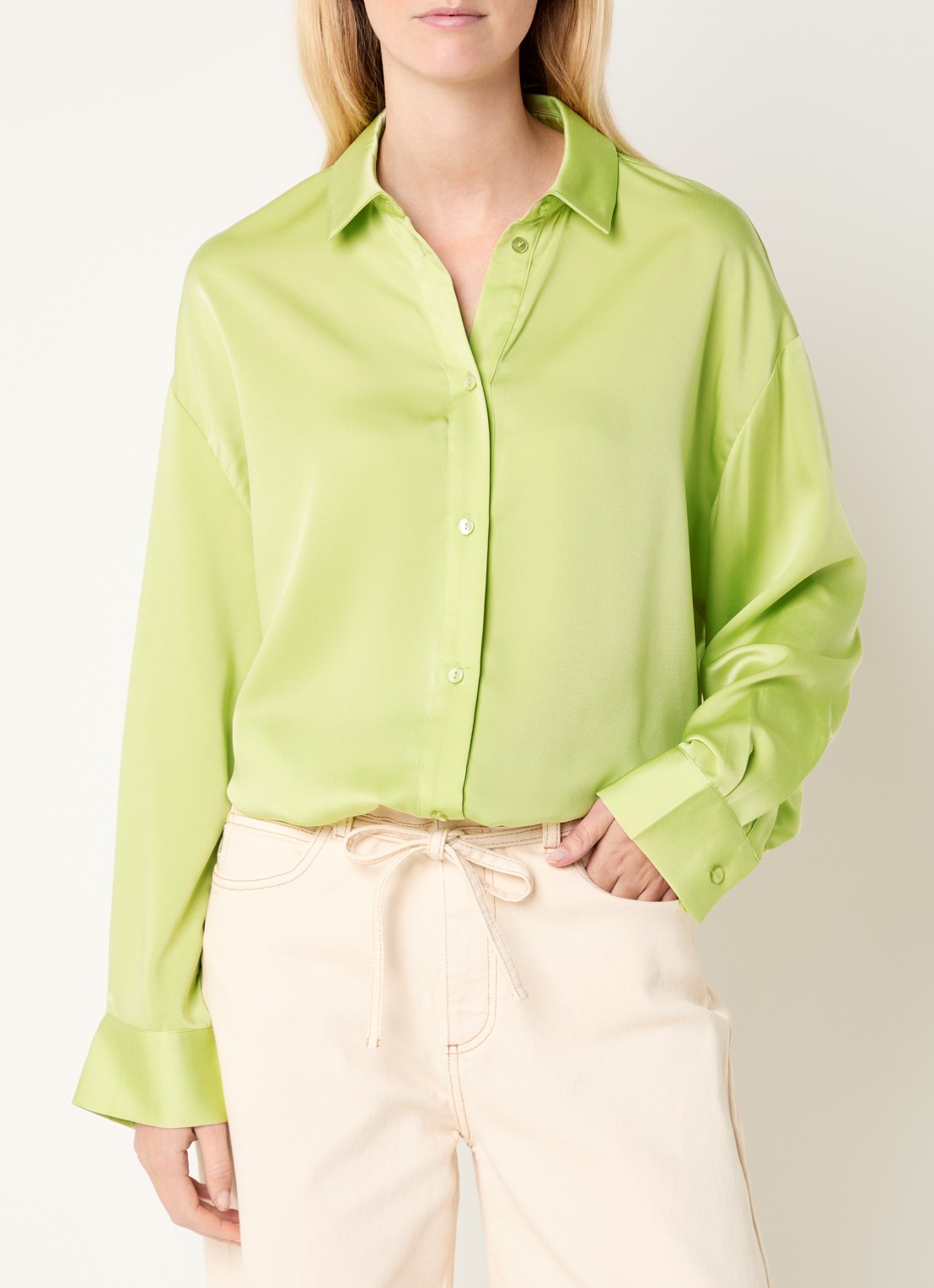 Modström Shelton blouse met glanzende finish - detail 2 lime