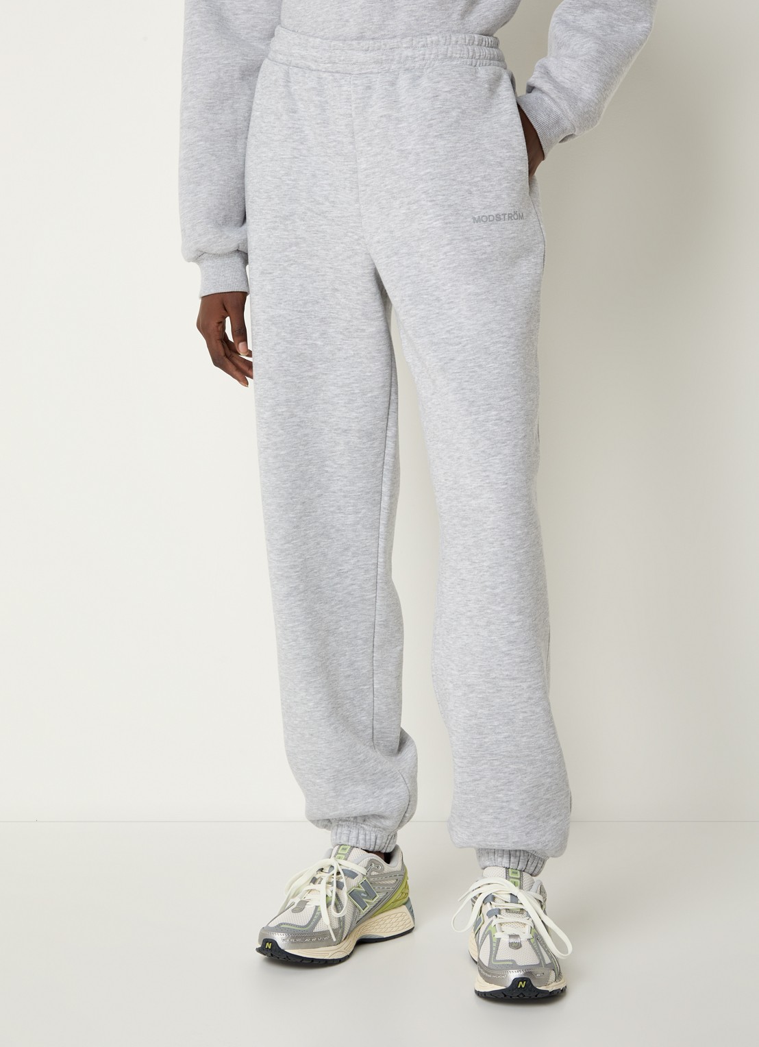 Modström Tia high waist tapered fit joggingbroek met logo en steekzakken - detail 3 grijsmele