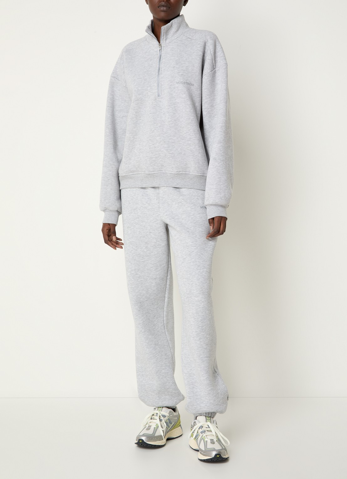 Modström Tia high waist tapered fit joggingbroek met logo en steekzakken - voorkant 2 grijsmele