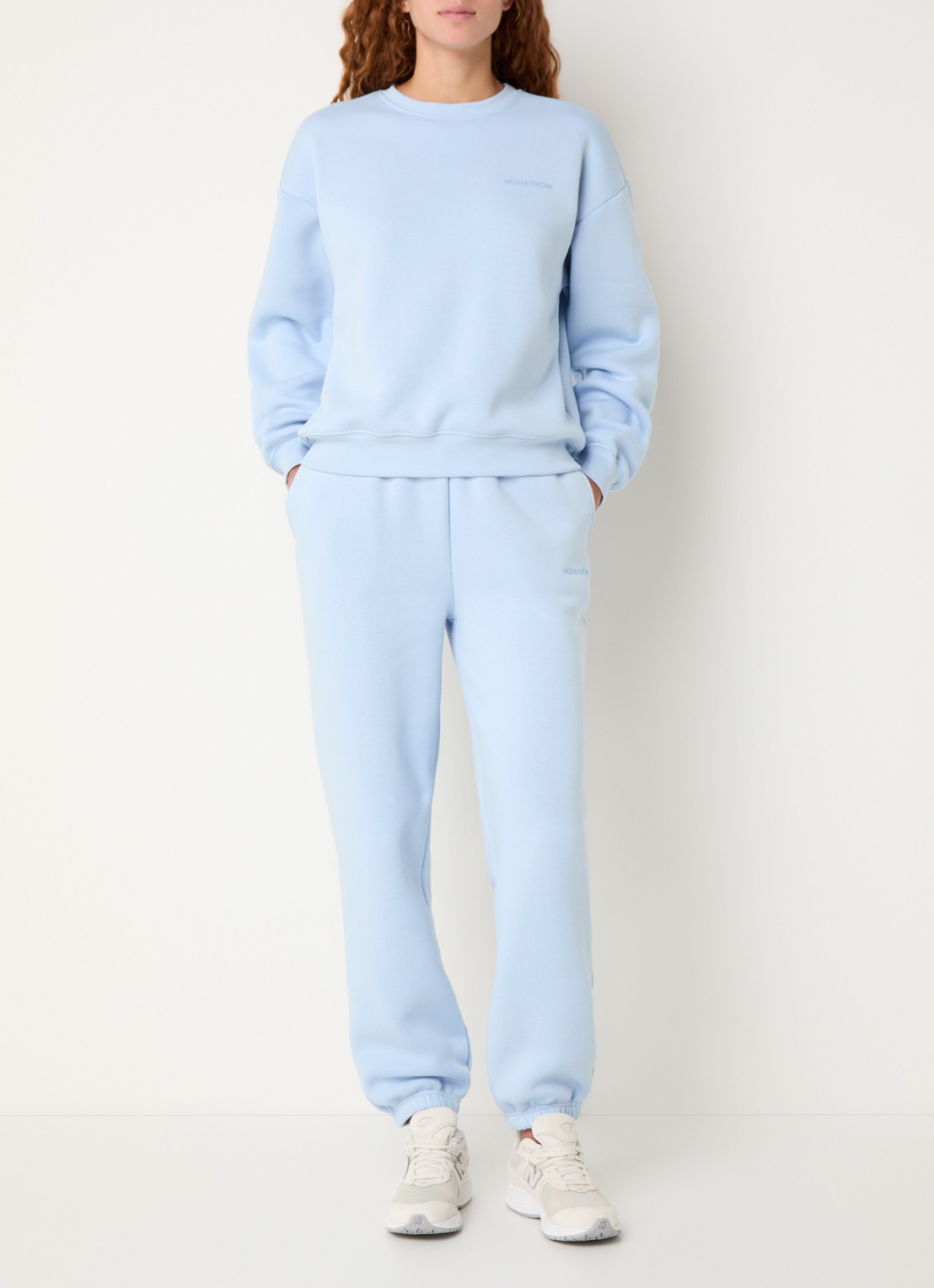 Modström Tia high waist tapered fit joggingbroek met logo en steekzakken - voorkant 3 lichtblauw