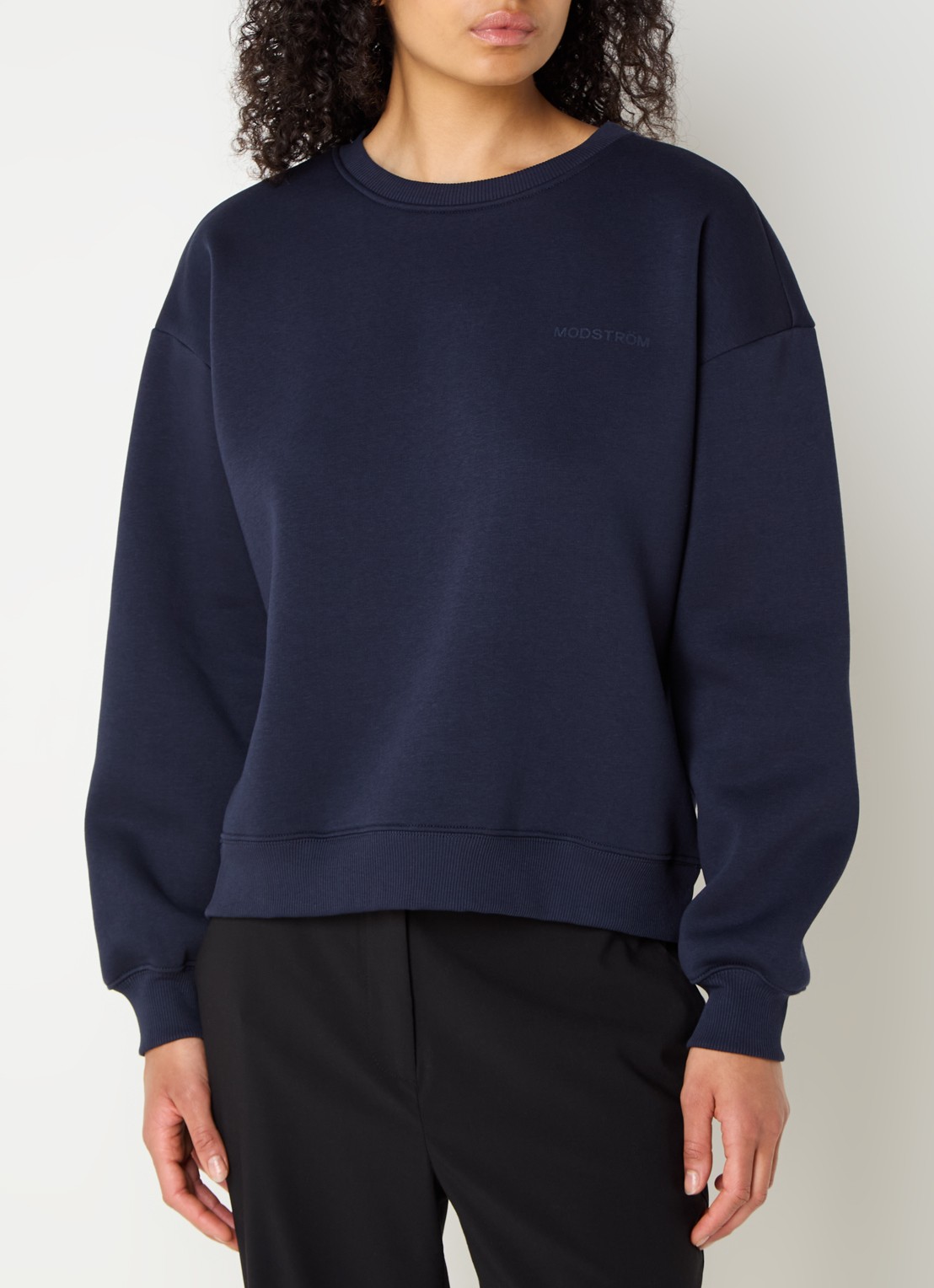 Modström Tia sweater met logoprint - detail donkerblauw