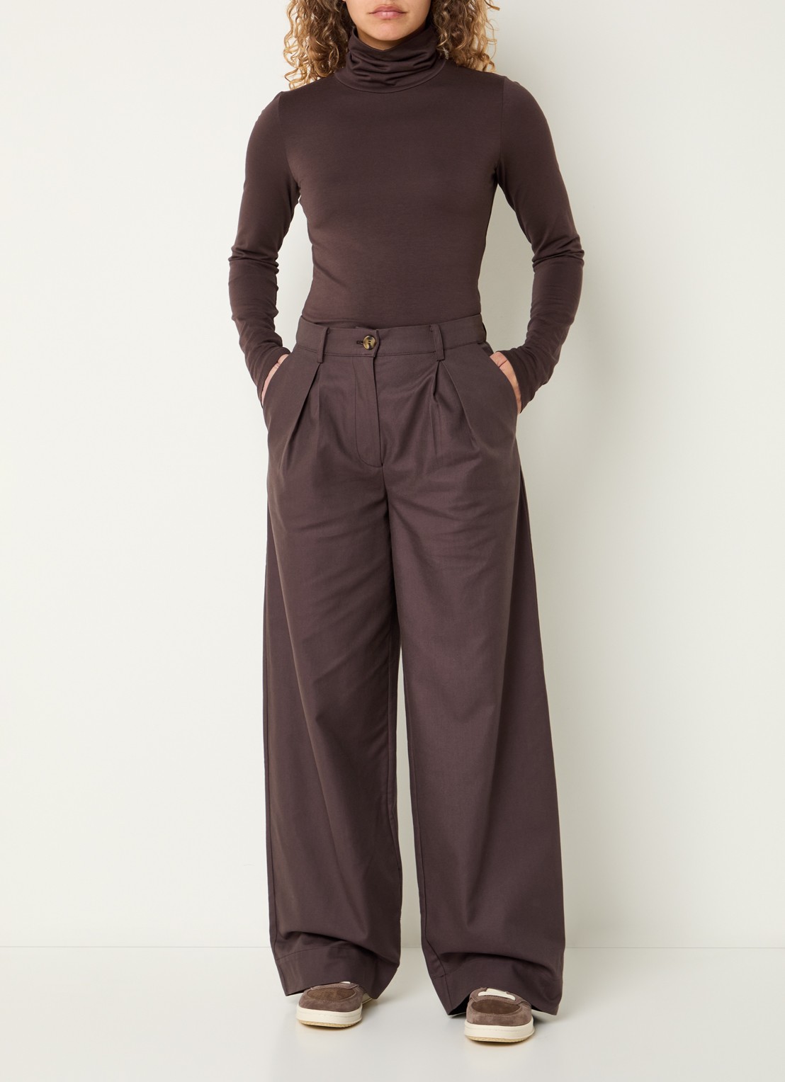 Modström Tore high waist wide fit pantalon met steekzakken - voorkant 3 donkerbruin