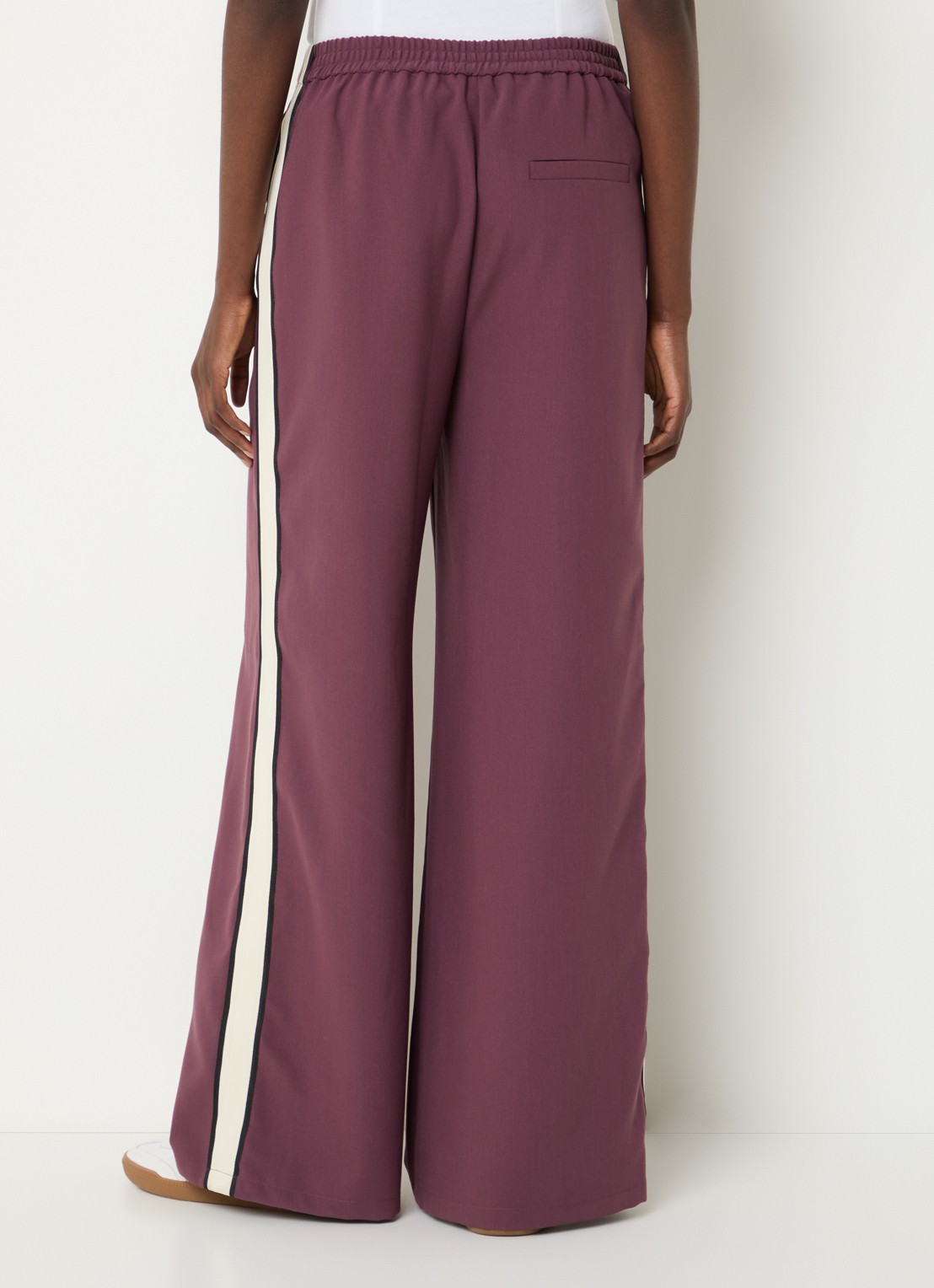 Modström Vildarmd high waist wide fit pantalon met steekzakken - achterkant 3 aubergine