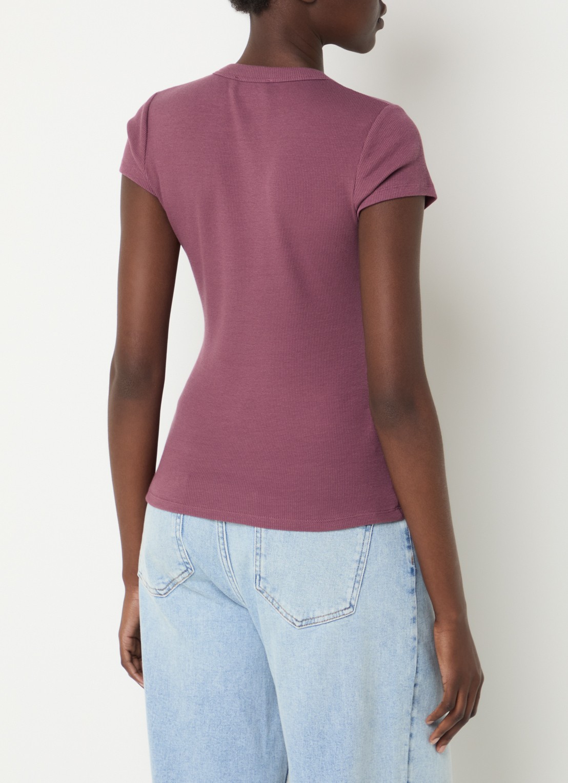Modström Vilson T-shirt met ribstructuur - achterkant 2 aubergine