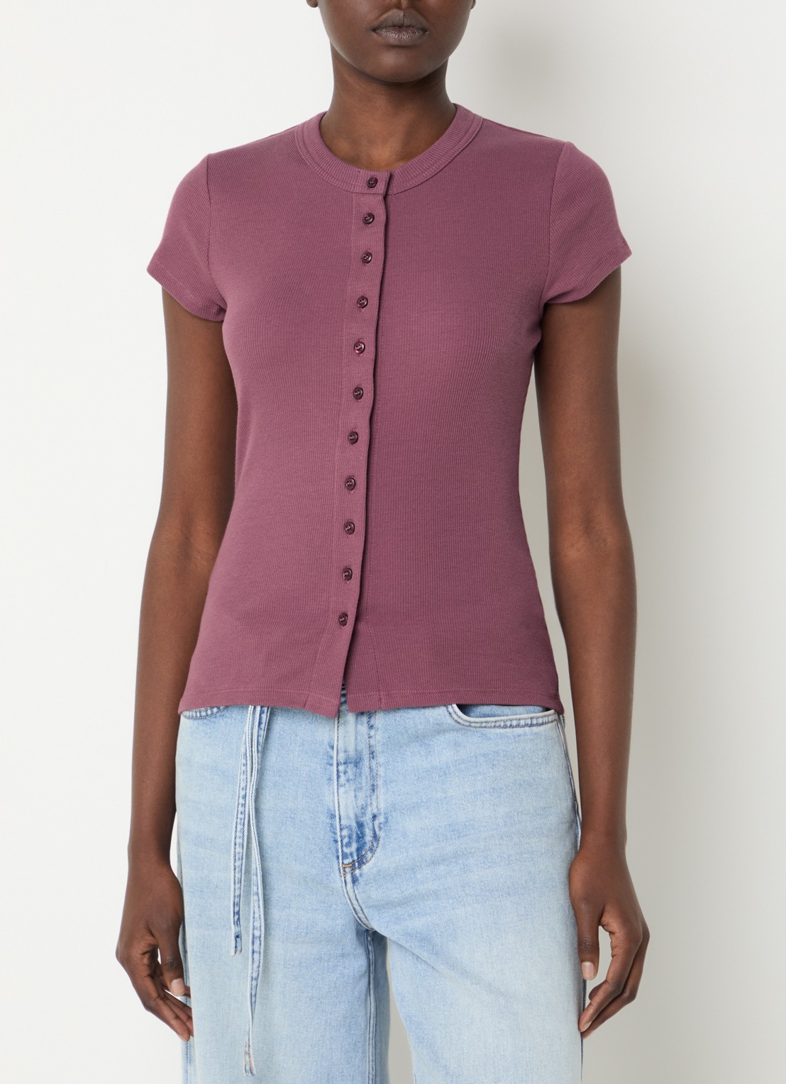 Modström Vilson T-shirt met ribstructuur - detail aubergine