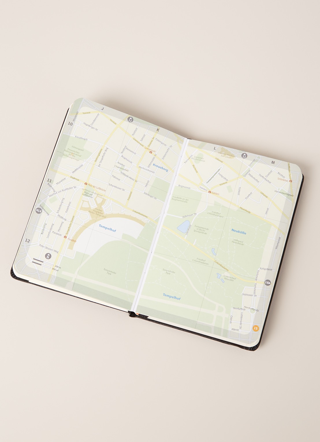 Moleskine Berlin City notitieboek met kaart - detail 2 zwart
