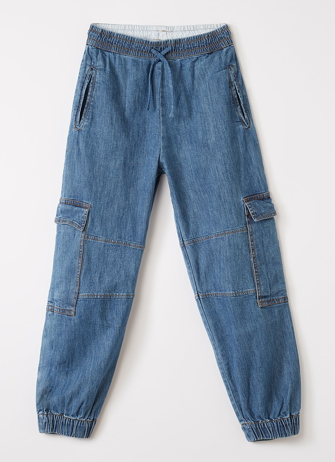 Molo Aliki tapered fit cargobroek van chambray met klepzakken - voorkant indigo