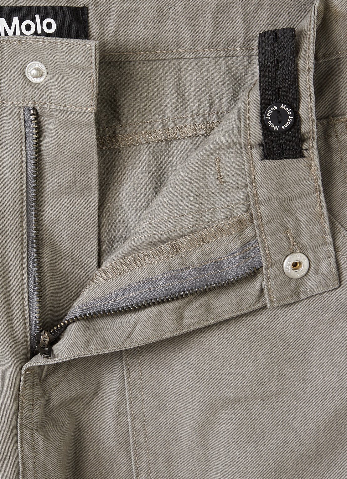 Molo Alter loose fit cargobroek met klepzakken - detail taupe
