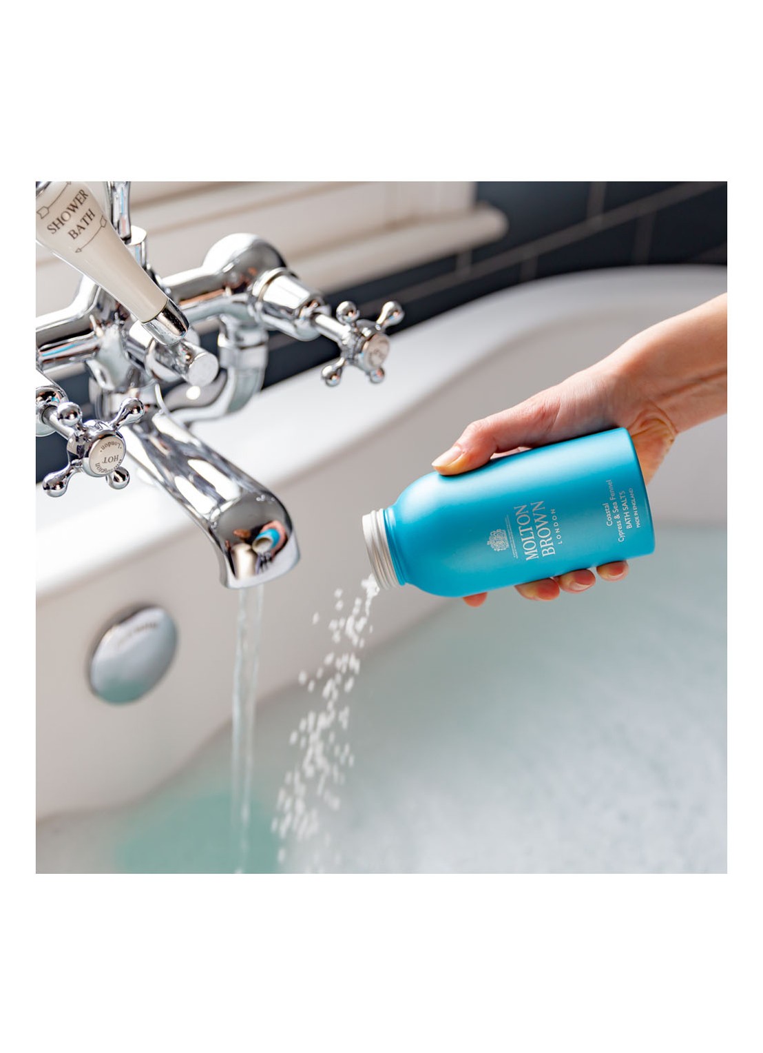 Molton Brown Coastal Cypress & Sea Fennel Bath salts - badzout - detail 2 undefined