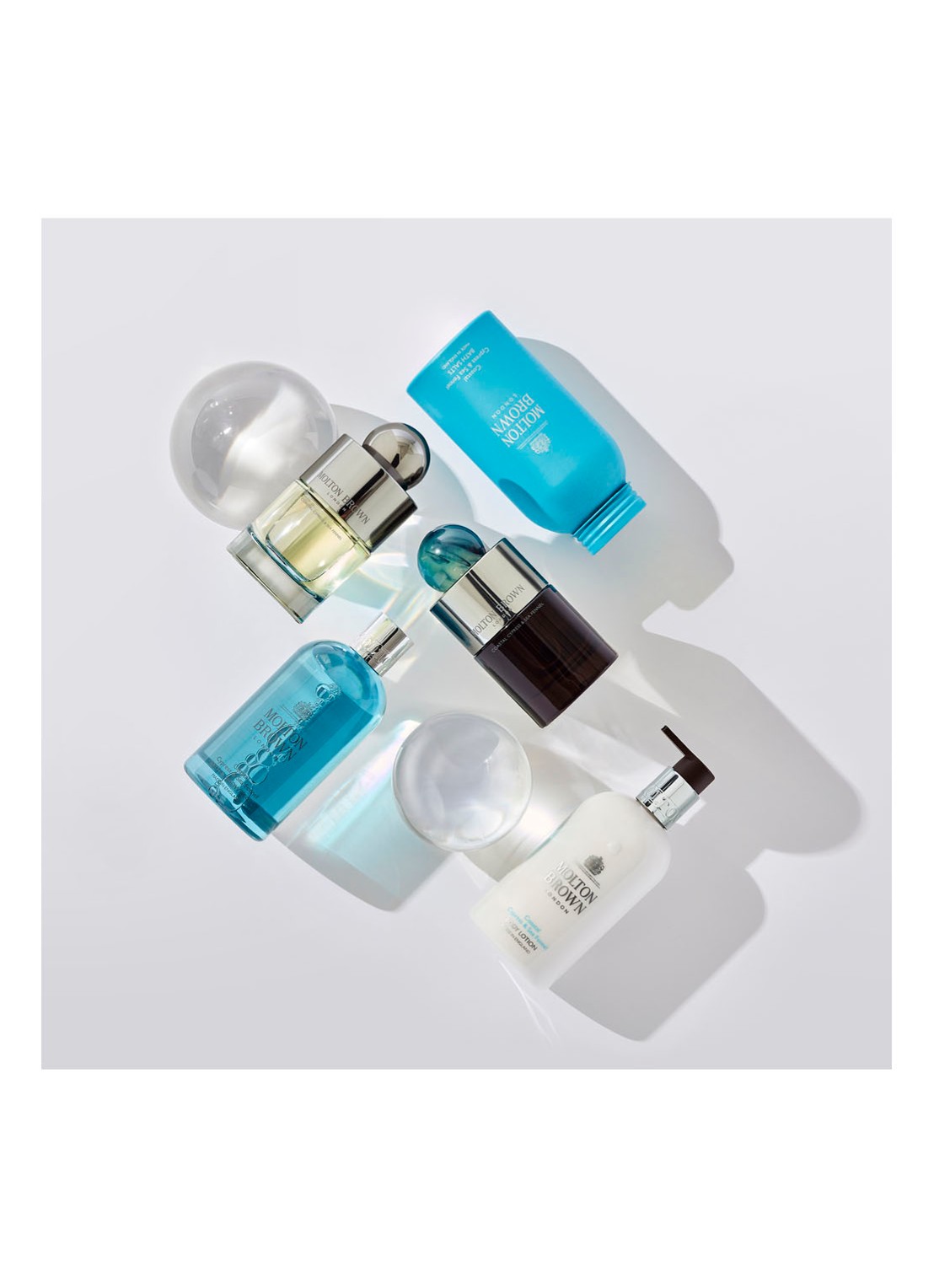 Molton Brown Coastal Cypress & Sea Fennel Bath salts - badzout - detail 3 undefined