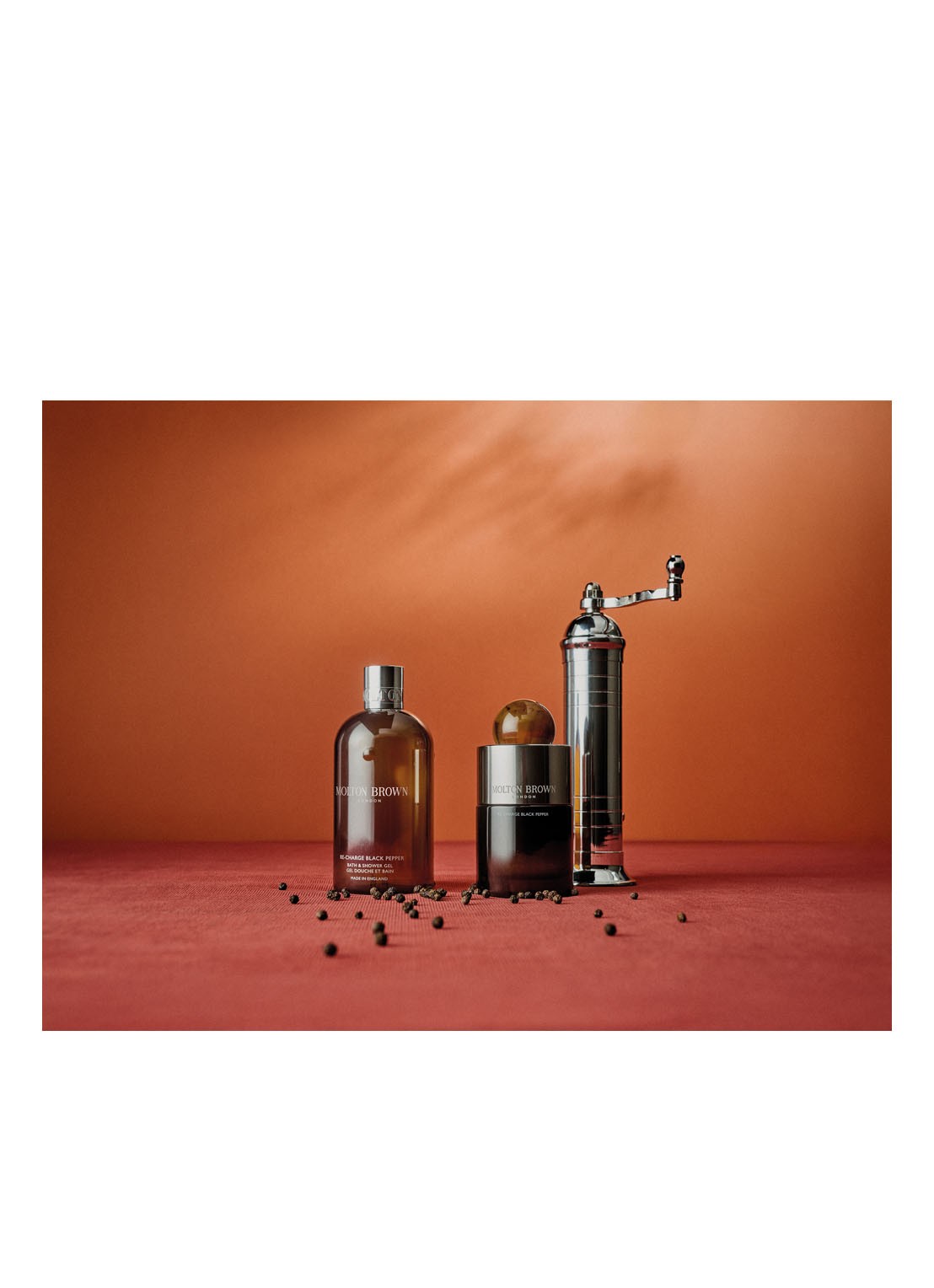 Molton Brown Re-Charge Black Pepper Signature Scented Candle - geurkaars - detail 3 undefined