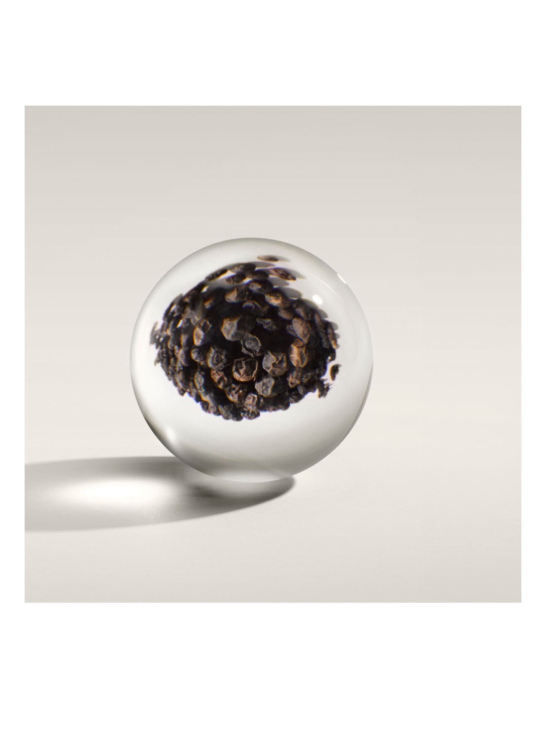 Molton Brown Re-Charge Black Pepper Statement Scented Candle - geurkaars 1700 gram - detail 2 undefined