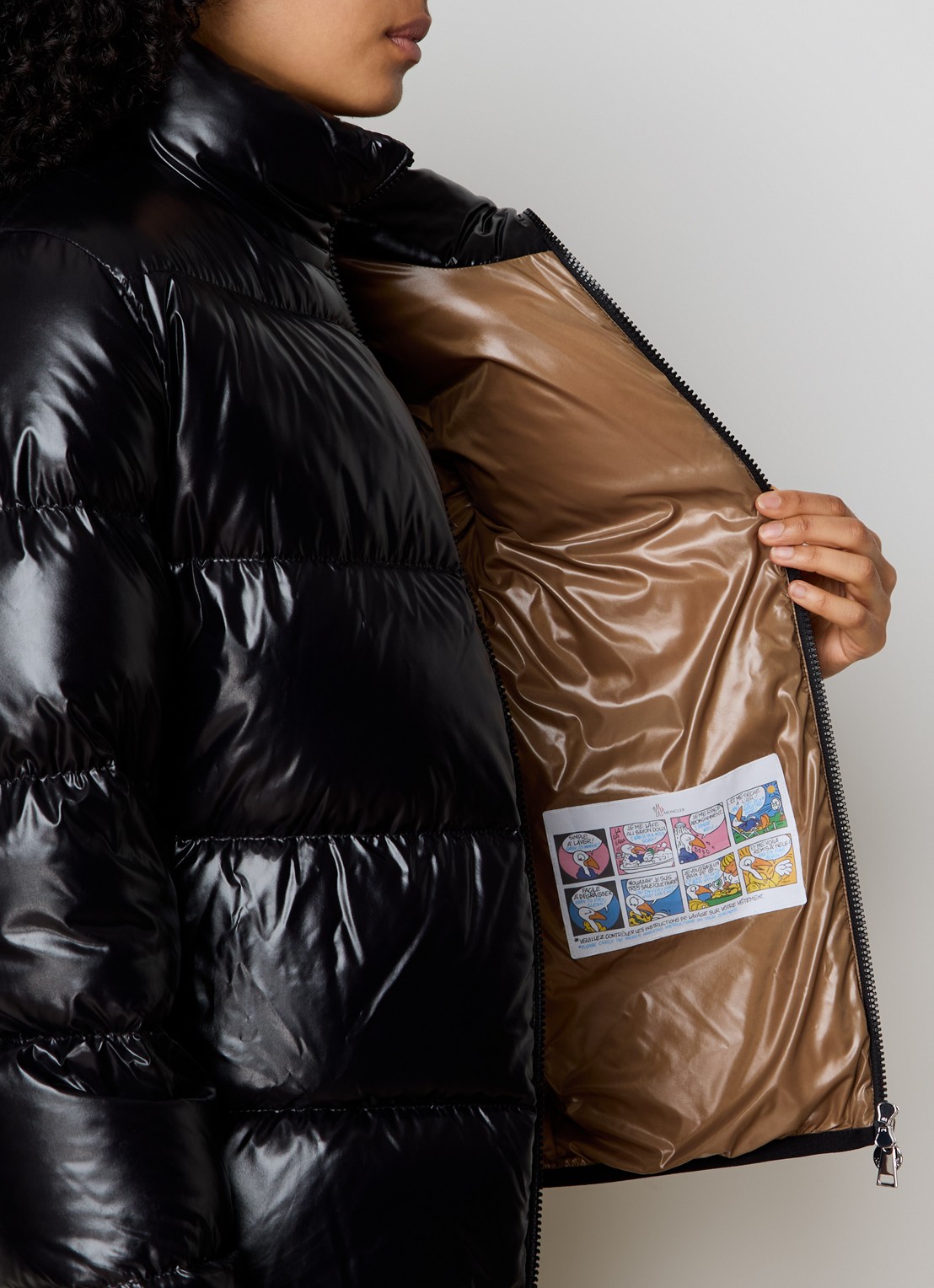 Moncler Abbadia puffer jack met glanzende finish en logo - detail 4 zwart