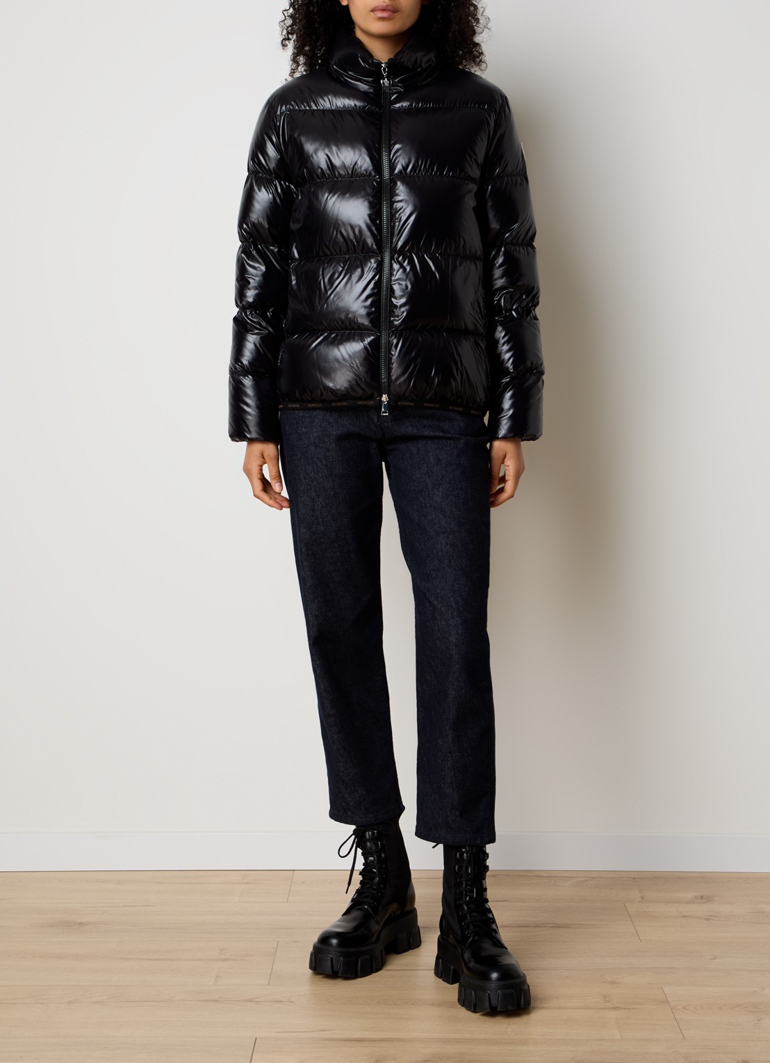 Moncler Abbadia puffer jack met glanzende finish en logo - voorkant 2 zwart