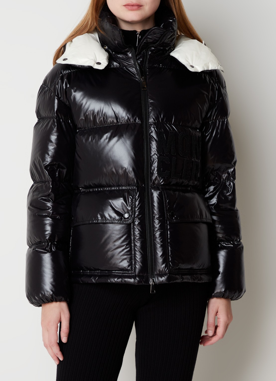 Moncler Abbaye puffer jack met donsvulling en logoborduring - detail 4 zwart