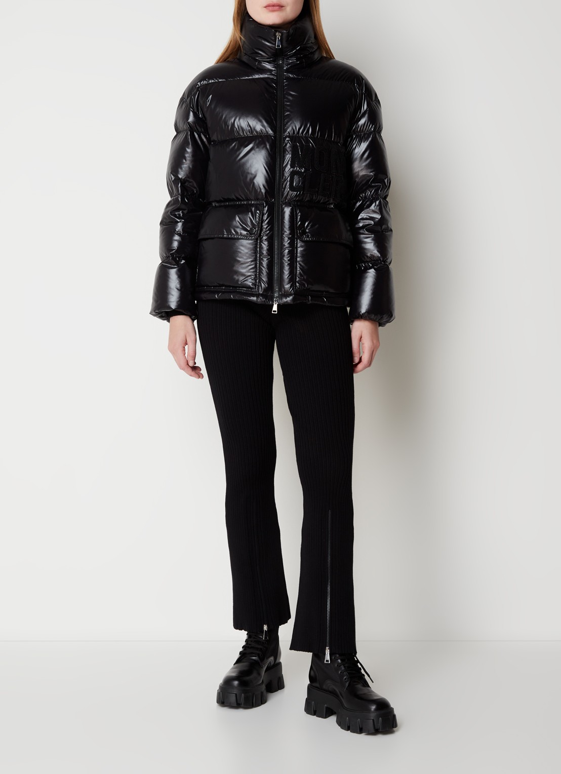 Moncler Abbaye puffer jack met donsvulling en logoborduring - voorkant 2 zwart