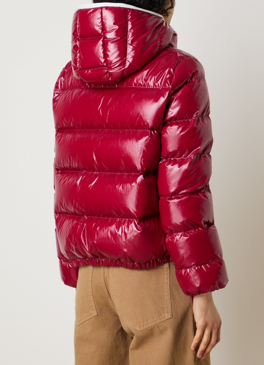 Moncler Andro pufferjack met donsvulling en afneembare capuchon - achterkant kersenrood