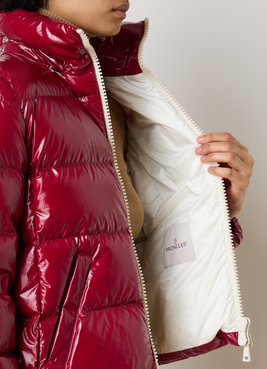 Moncler Andro pufferjack met donsvulling en afneembare capuchon - detail 3 kersenrood