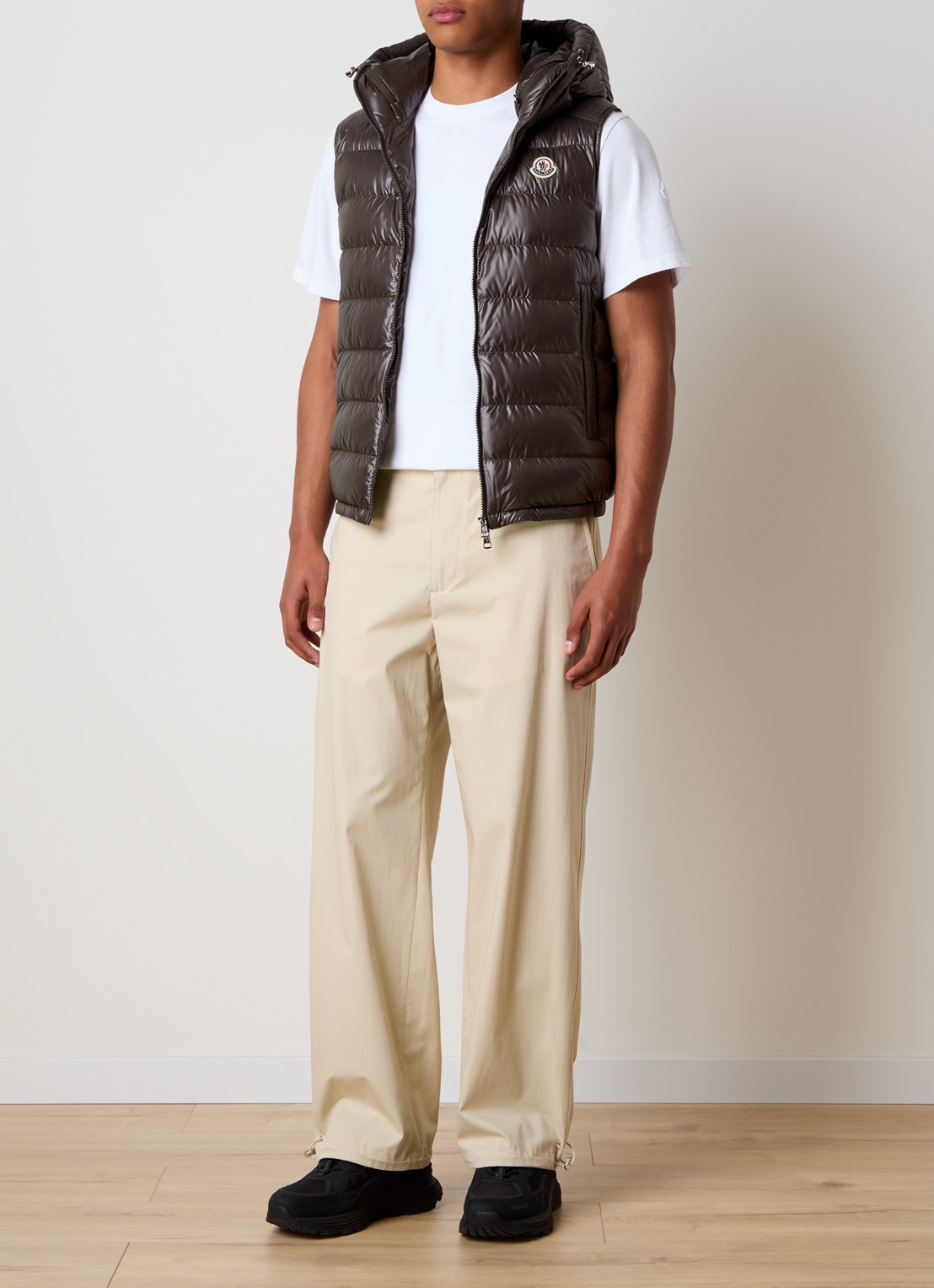 Moncler Barant gewatteerde bodywarmer met logo - voorkant 5 lichtbruin