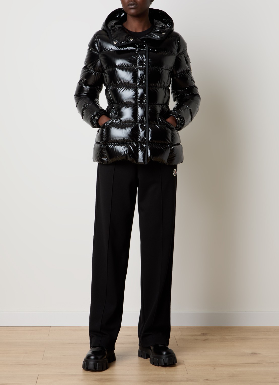 Moncler Barante puffer jack met donsvulling en capuchon - voorkant 2 zwart